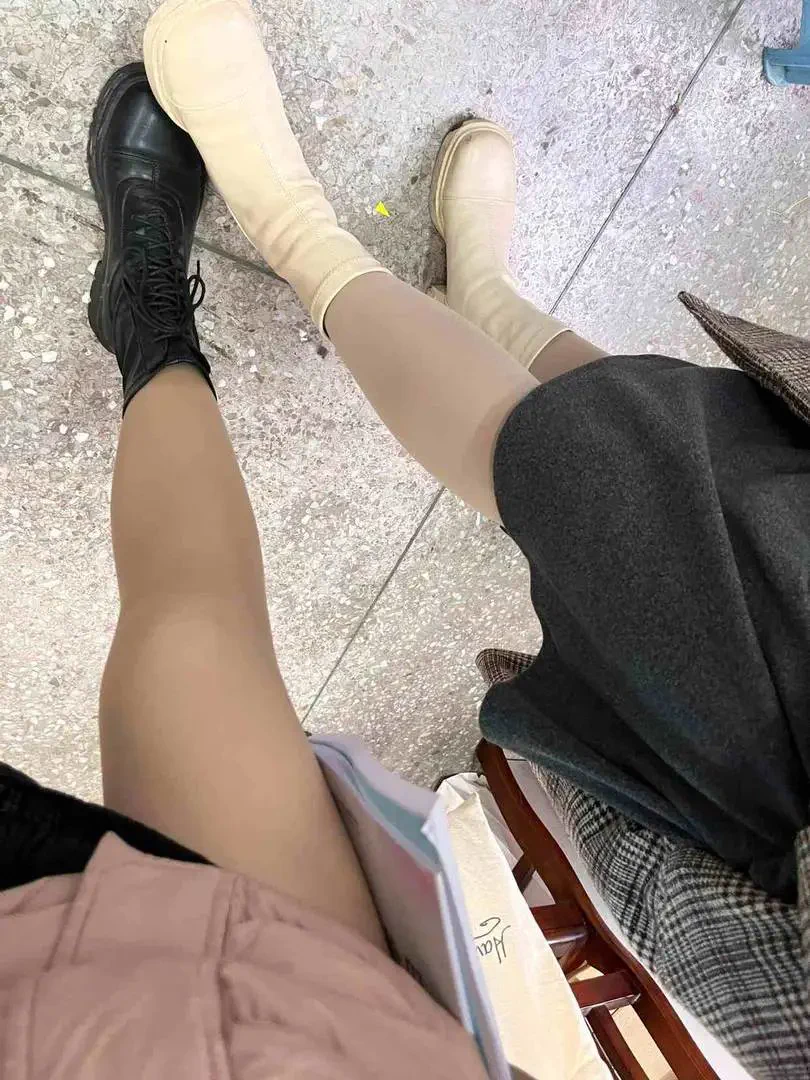 校内女神，校外傻逼婊子母狗。校内衣着保守，校外丝袜高跟。校内努力学习，校外女爹至上。傻逼颖颖今天要被主人派到宾馆陪客，给主人赚穴汗钱，太开心了。对于追我的男孩子我只想说，(猜猜我穿内裤了吗？) https://t.co/1Y9vDcOj3W
