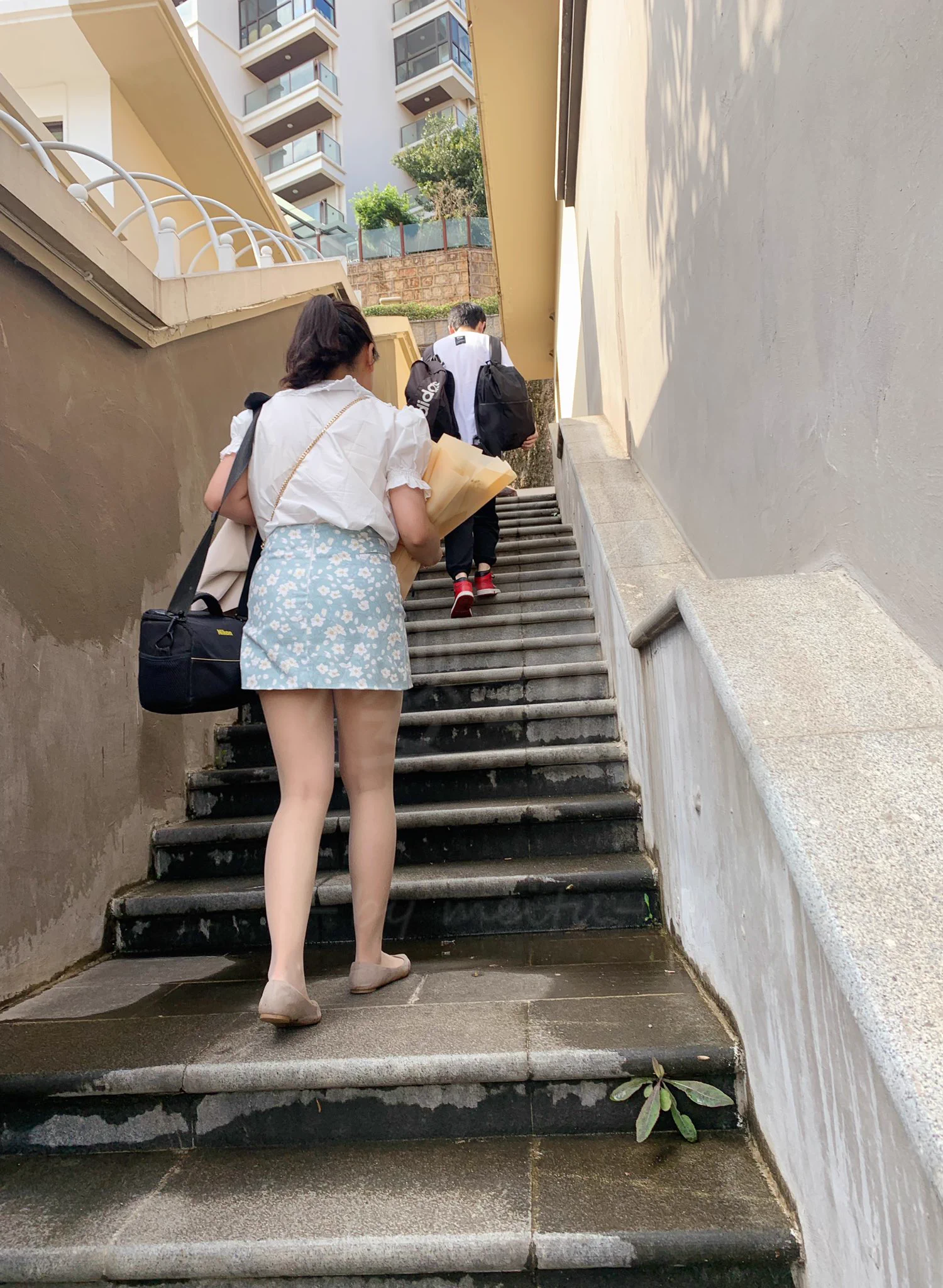 @91RiRiDaSai 抱着单男送的花，进别墅酒店，然后就被两单男带去卫生间了 https://t.co/Pb4cFeep5U
