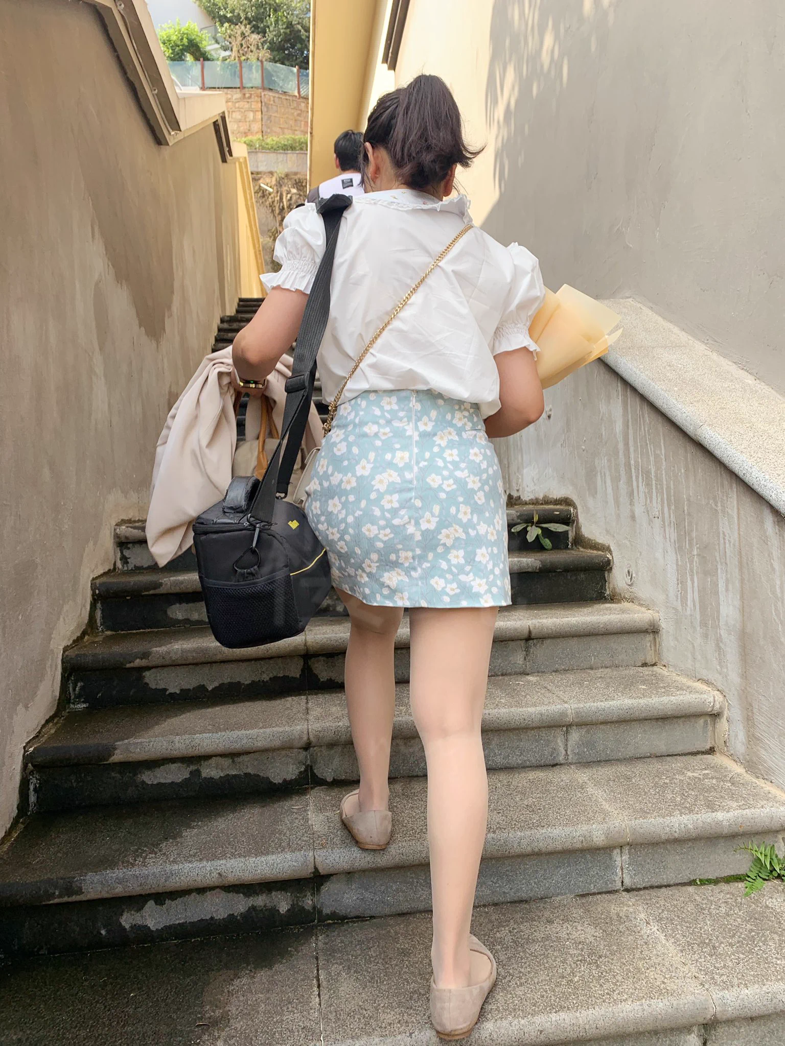 @91RiRiDaSai 抱着单男送的花，进别墅酒店，然后就被两单男带去卫生间了 https://t.co/Pb4cFeep5U