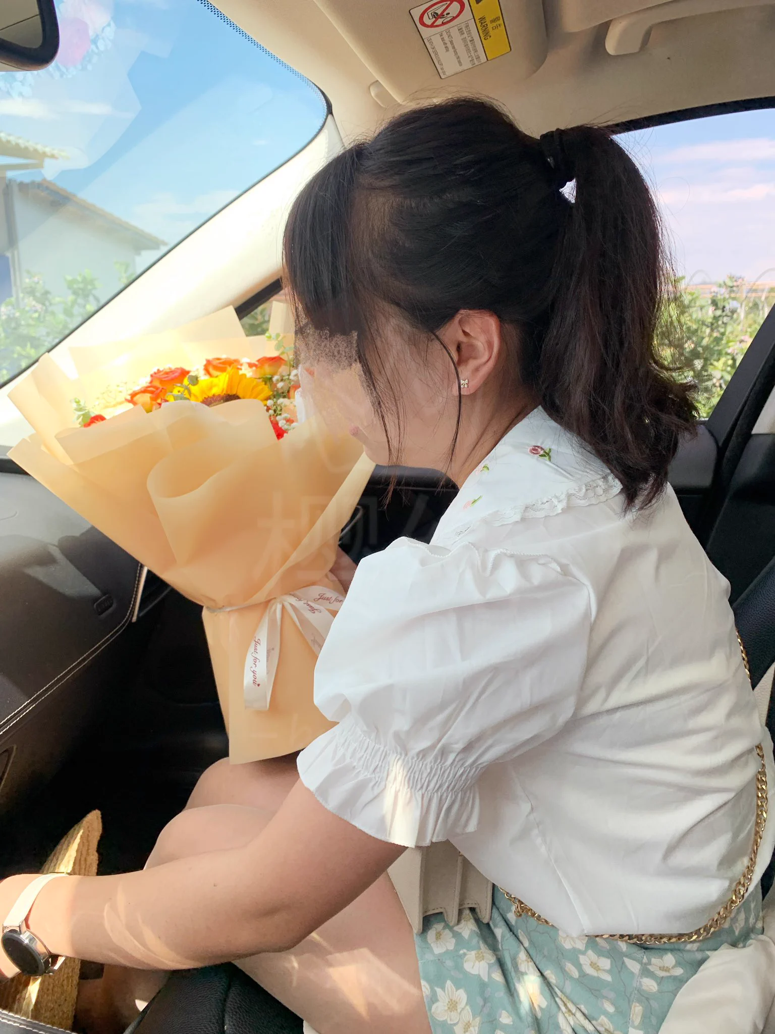 @91RiRiDaSai 抱着单男送的花，进别墅酒店，然后就被两单男带去卫生间了 https://t.co/Pb4cFeep5U
