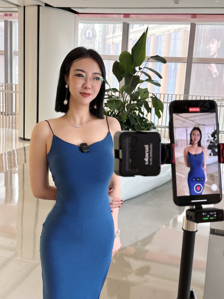 今天是果老师😁街头采访啦啦啦！@guoer0212 https://t.co/mm1NZNhQ68