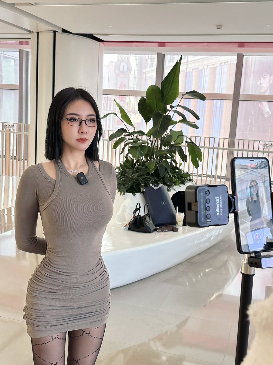 今天是果老师😁街头采访啦啦啦！@guoer0212 https://t.co/mm1NZNhQ68