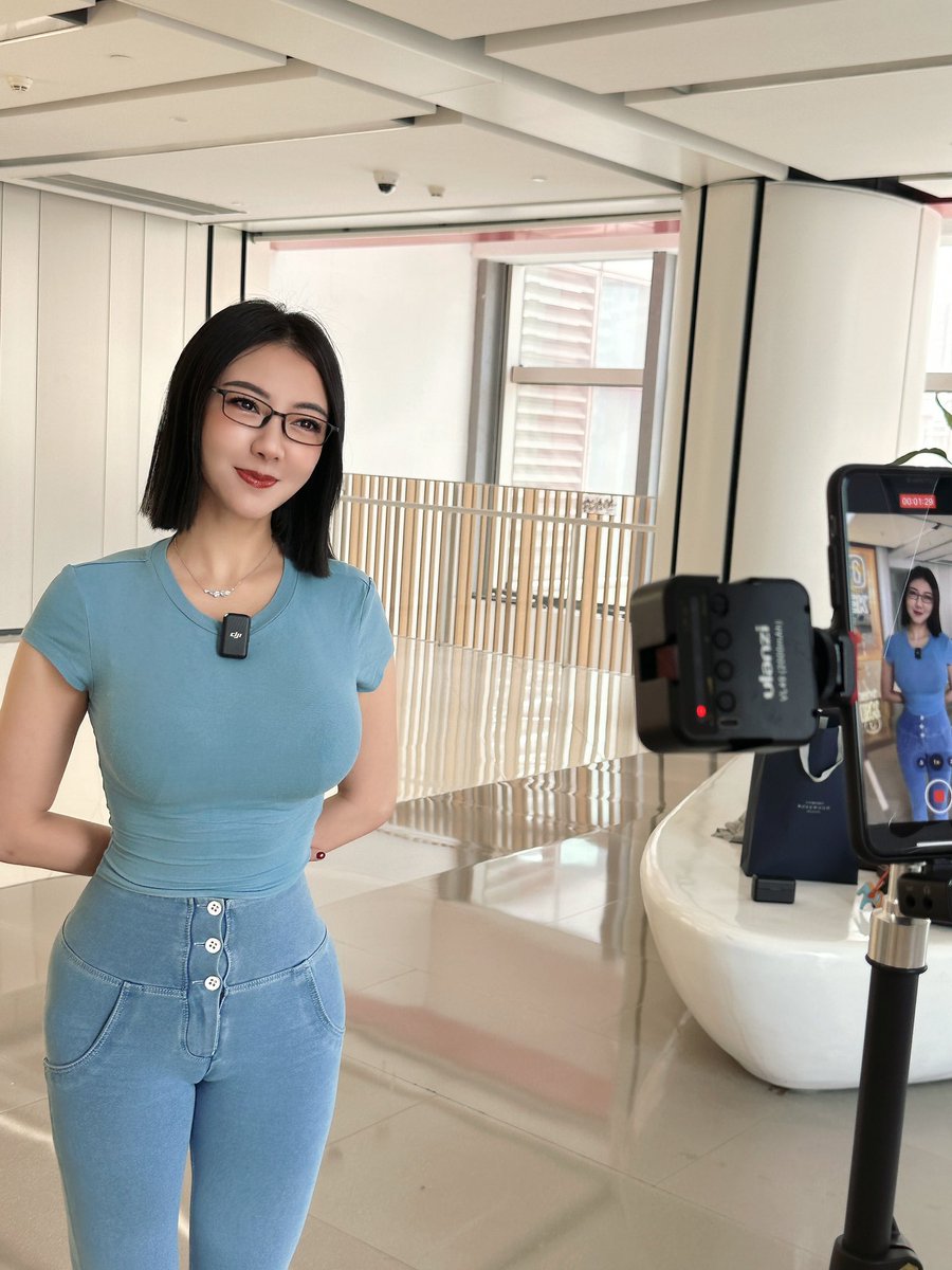 今天是果老师😁街头采访啦啦啦！@guoer0212 https://t.co/mm1NZNhQ68