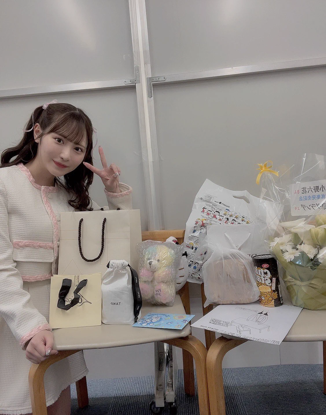 写真集イベントありがとう📗🤍初めましての方も沢山居たし、海外から会いに来てくれた方も何人か居て嬉しかった〜🥲💕いつものみんなもありがとね🐰🫶🏻明日はオンラインイベント👩‍💻👩‍💻 https://t.co/3nr6FVeQVh