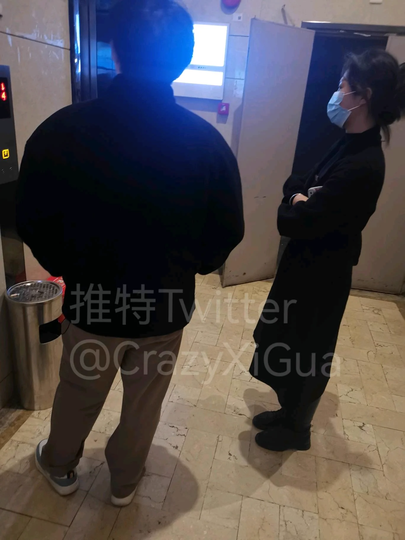 看胸牌应该是某个楼盘的案场客服，一副高冷的样子，穿的黑色长靴，可惜没脱外面。这么晚和男的一起回来，晚上免不了一场翻云覆雨！#扫楼 #打胶 #扫楼打胶 #射鞋 https://t.co/PVRDGwNVHK