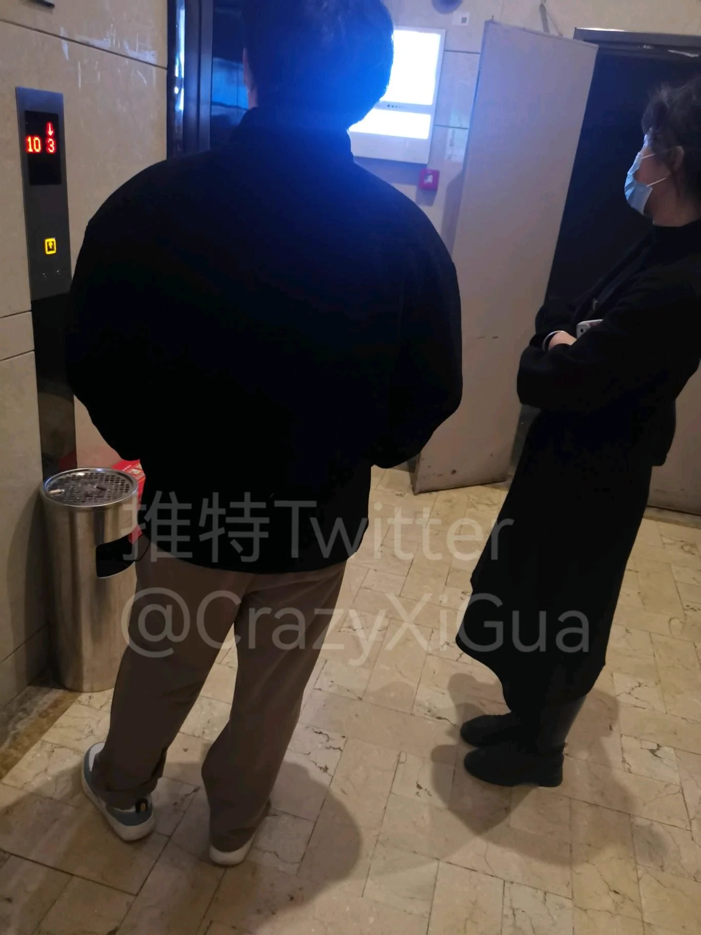 看胸牌应该是某个楼盘的案场客服，一副高冷的样子，穿的黑色长靴，可惜没脱外面。这么晚和男的一起回来，晚上免不了一场翻云覆雨！#扫楼 #打胶 #扫楼打胶 #射鞋 https://t.co/PVRDGwNVHK