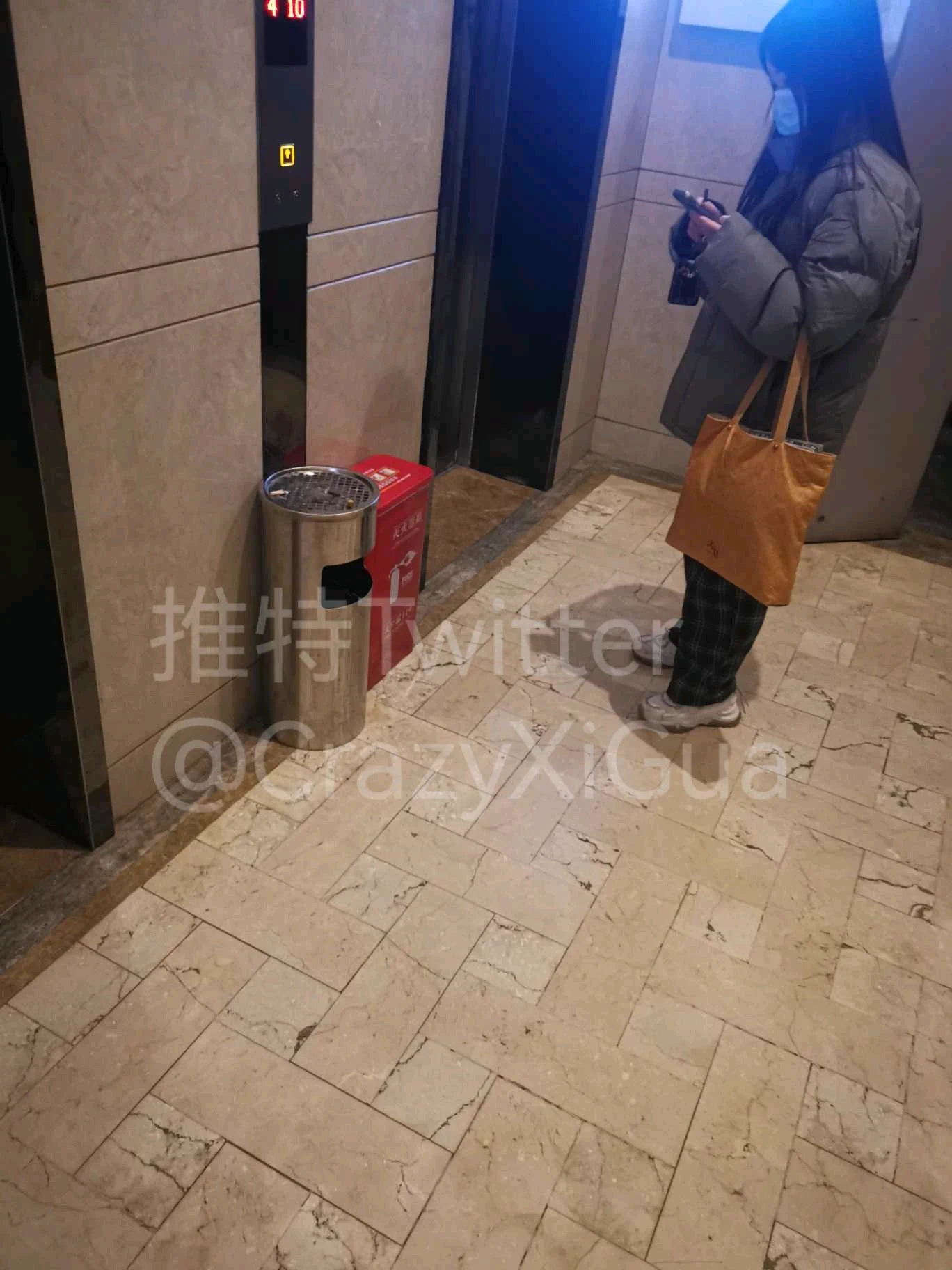 长相很清纯的小姐姐，可惜没脱外面，继续蹲守！#扫楼 #打胶 #扫楼打胶 #射鞋 https://t.co/W1EFtsWOBh