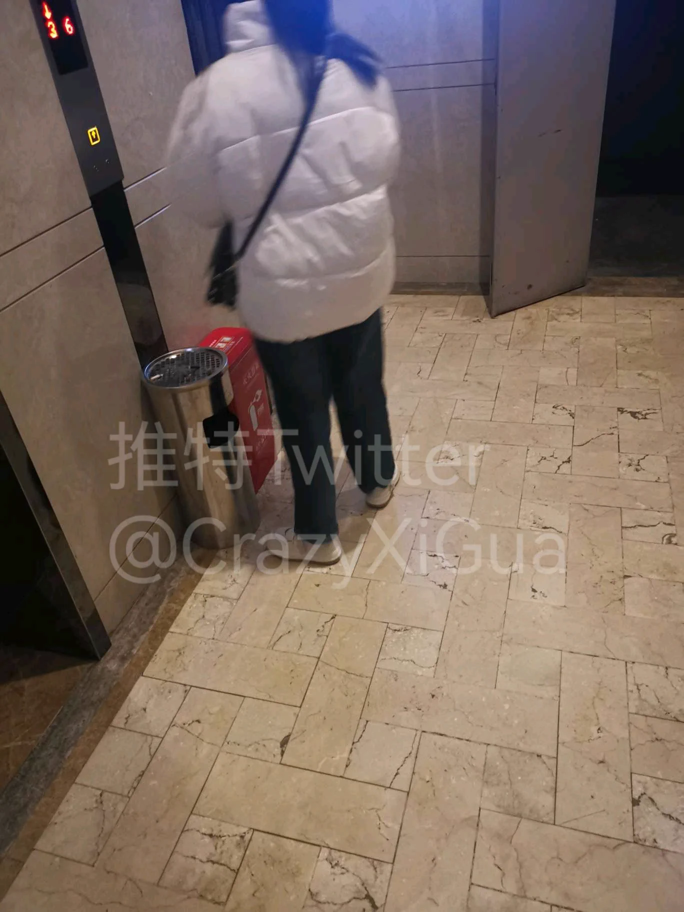 又是一个清纯小姐姐，在电梯间拍照记下鞋子和楼层后，果断跟上。不出所料刚刚穿在脚上的鞋子正静静的躺在那，只可惜这种款式的鞋子存不住什么味道，鞋里只有淡淡的少女香气，只能扣在脸上猛的吸几口作罢。#扫楼 #打胶 #扫楼打胶 #射鞋 https://t.co/hKEB8DX7VJ