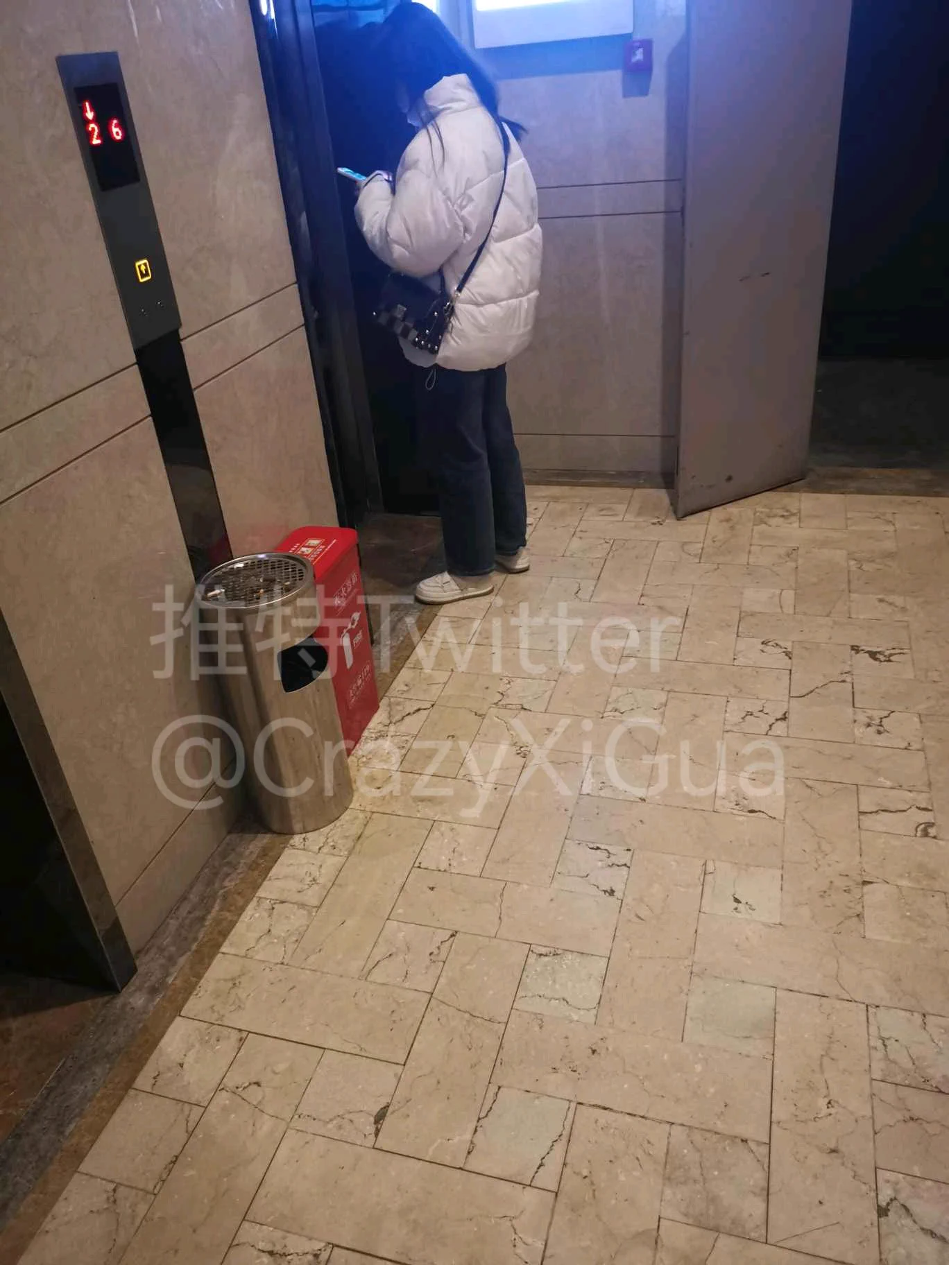 又是一个清纯小姐姐，在电梯间拍照记下鞋子和楼层后，果断跟上。不出所料刚刚穿在脚上的鞋子正静静的躺在那，只可惜这种款式的鞋子存不住什么味道，鞋里只有淡淡的少女香气，只能扣在脸上猛的吸几口作罢。#扫楼 #打胶 #扫楼打胶 #射鞋 https://t.co/hKEB8DX7VJ