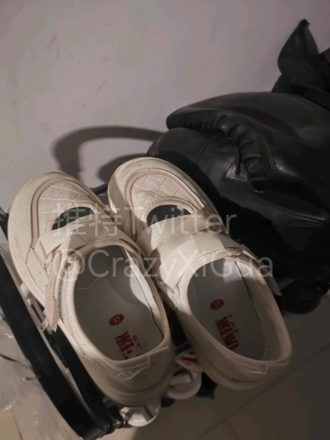 又是一个清纯小姐姐，在电梯间拍照记下鞋子和楼层后，果断跟上。不出所料刚刚穿在脚上的鞋子正静静的躺在那，只可惜这种款式的鞋子存不住什么味道，鞋里只有淡淡的少女香气，只能扣在脸上猛的吸几口作罢。#扫楼 #打胶 #扫楼打胶 #射鞋 https://t.co/hKEB8DX7VJ