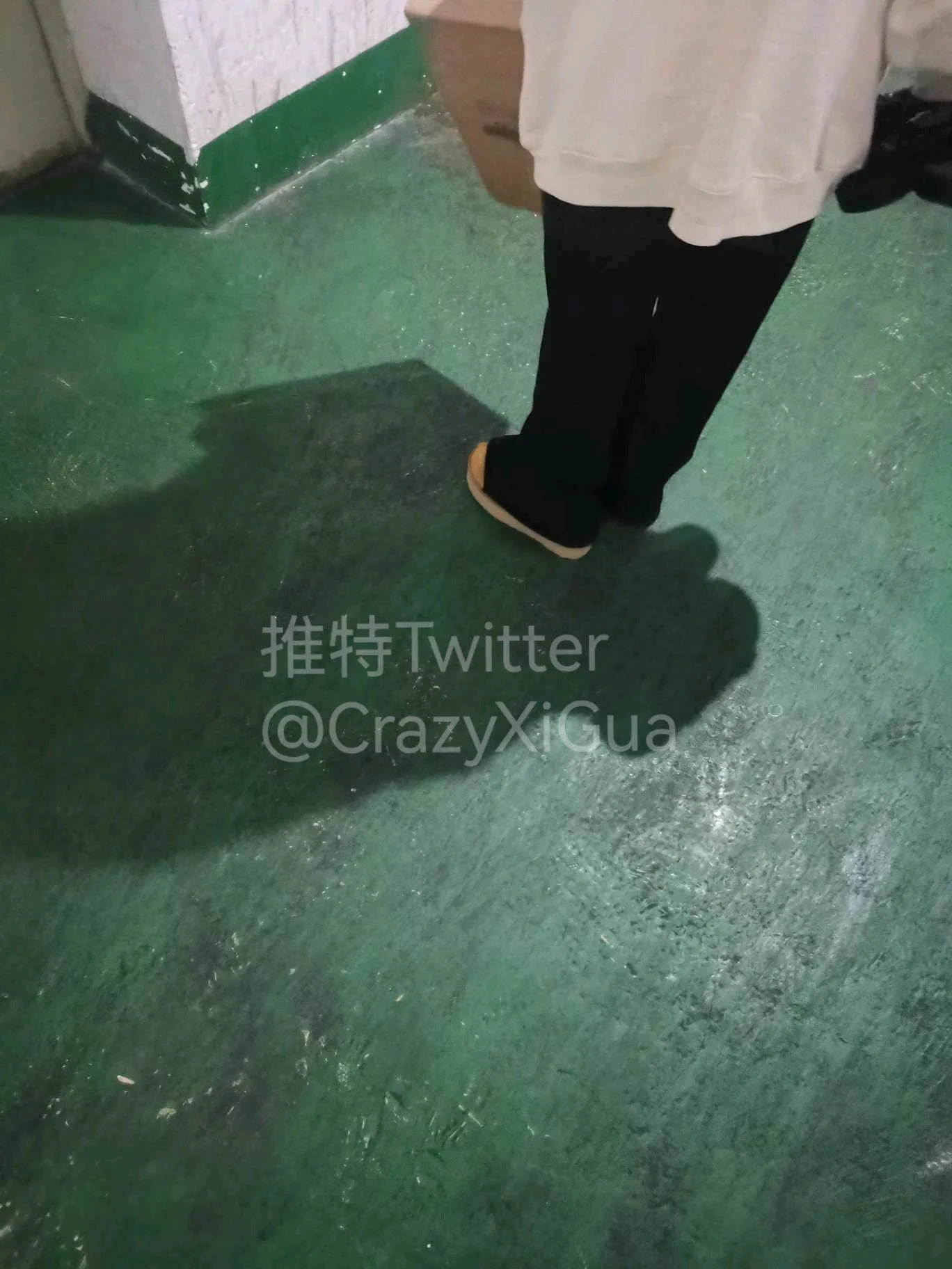 地库电梯间碰到的，跟扫了一下，只可惜是新鞋，没啥味道！正在考虑建群，和各位分享交流扫楼心得经验，有小门槛，欢迎各位到时候加群！#扫楼 #打胶 #扫楼打胶 #射鞋 https://t.co/GnacgBmq45