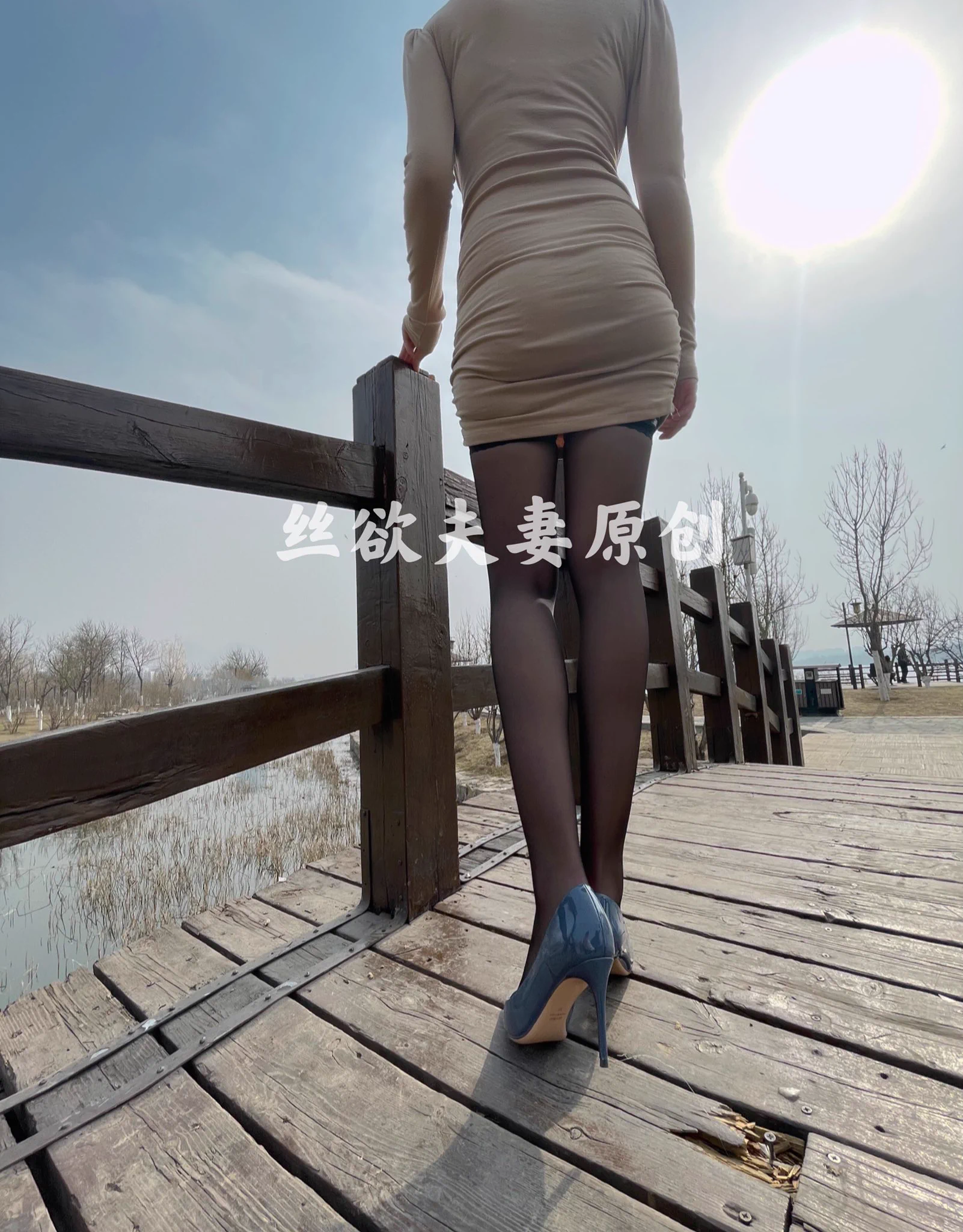 在不远处老大爷们的注视下尽显风骚尽情拍摄，如果你在公园偶遇到了穿着丝袜高跟的我，请大胆来挑战😜 https://t.co/cIwGBOT5bk