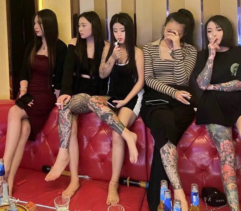 正常人去ktv玩花钱叫精神亲妈们陪酒，傻逼看见一群高贵精神亲妈进来根本不敢抬头，只能盯着脚上贡。

#精神小妹 #早泄 #atm奴 #女性崇拜 #无脑上供 #自毁 #绿帽 #脚奴 #足控 #素人开发 #冤种 #贱狗 #辱骂 #盯射 #脚奴 #舔狗 #反差 #榨精 #洗脑 #奴下奴 #傻逼 https://t.co/UYB1igeBg2