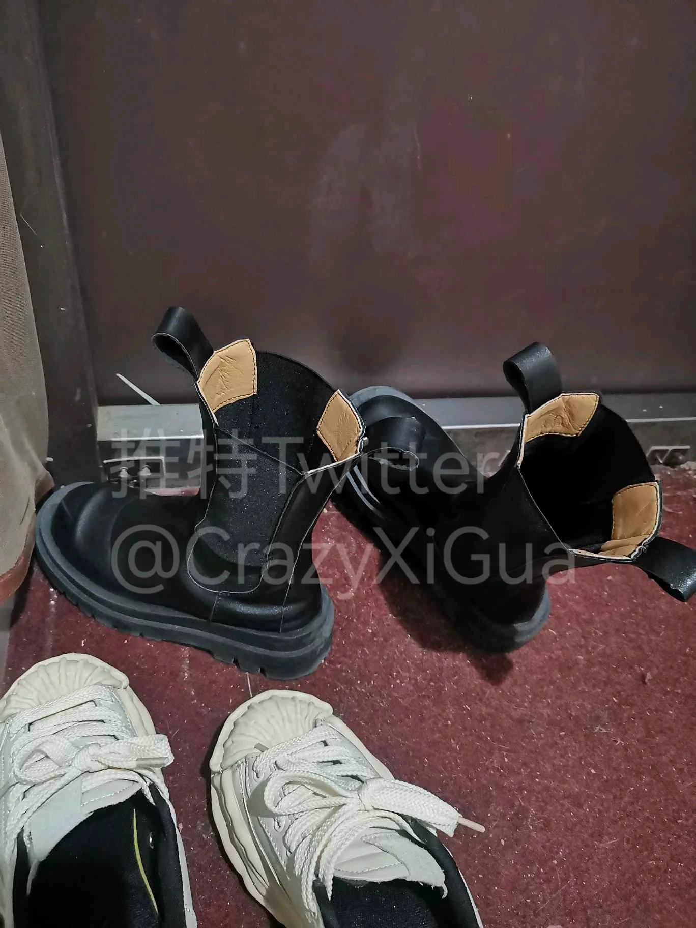 天气马上要转暖了，要珍惜玩靴子的机会。跟着小姐姐一起上电梯，等她进门后，马上凑到刚脱下来的烟筒靴跟前一顿猛吸，靴子的潮湿混合着脚香扑面而来。边闻边听着小姐姐在屋子里给闺蜜打电话的声音，真爽！＃扫楼 #打胶 #扫楼打胶 #射鞋 #长靴 https://t.co/LJQefNxqFE