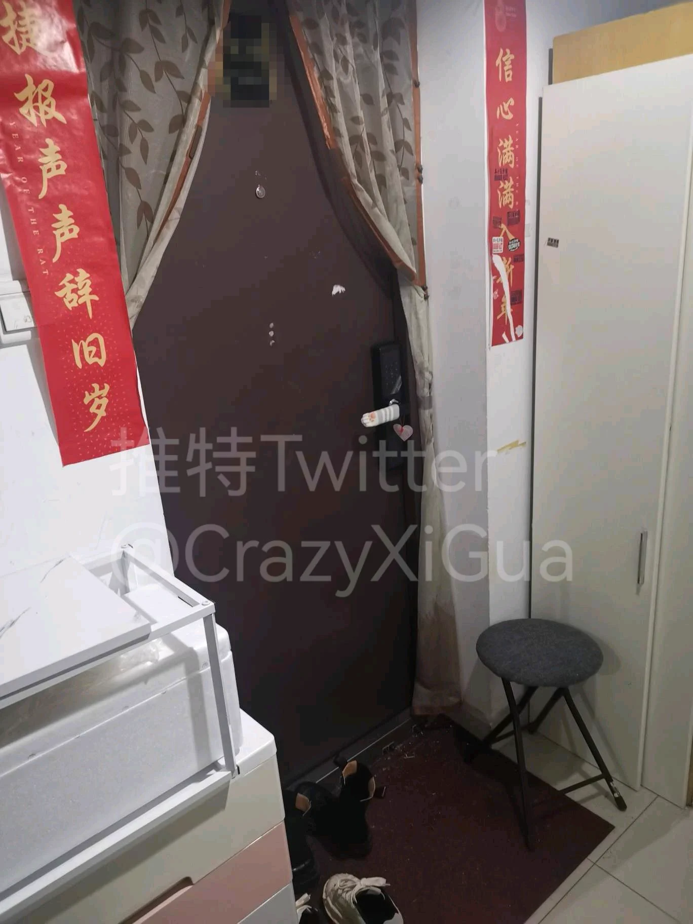 天气马上要转暖了，要珍惜玩靴子的机会。跟着小姐姐一起上电梯，等她进门后，马上凑到刚脱下来的烟筒靴跟前一顿猛吸，靴子的潮湿混合着脚香扑面而来。边闻边听着小姐姐在屋子里给闺蜜打电话的声音，真爽！＃扫楼 #打胶 #扫楼打胶 #射鞋 #长靴 https://t.co/LJQefNxqFE