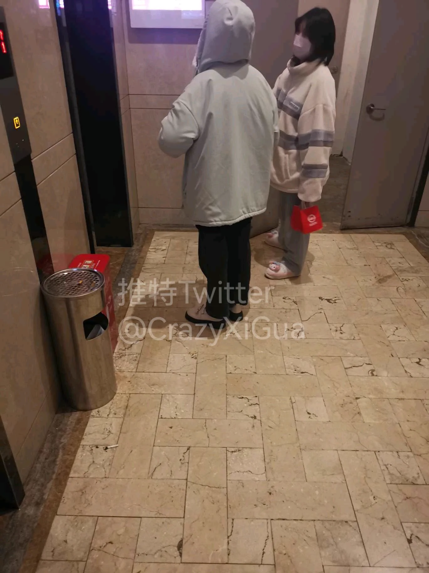 跟扫两个长得很可爱的小女生，只可惜没把鞋脱外面！#扫楼 #打胶 #扫楼打胶 #射鞋 #跟扫 https://t.co/Ch4D6IDp4X