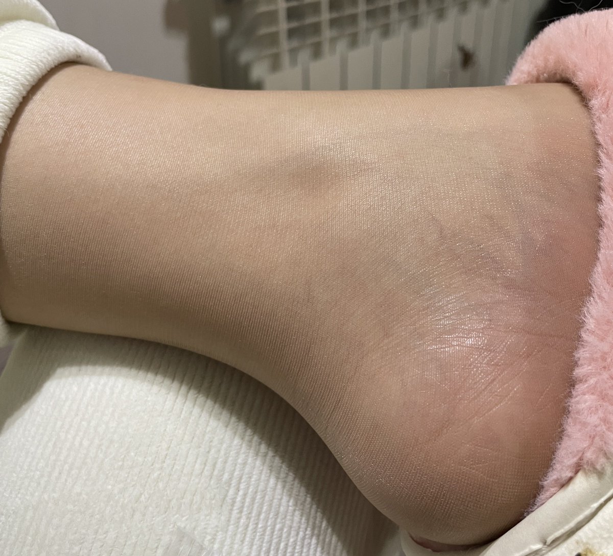 不管气温怎样，老婆依旧是薄丝袜，穿了一天的丝袜味道真好 https://t.co/81wNi8LoSr