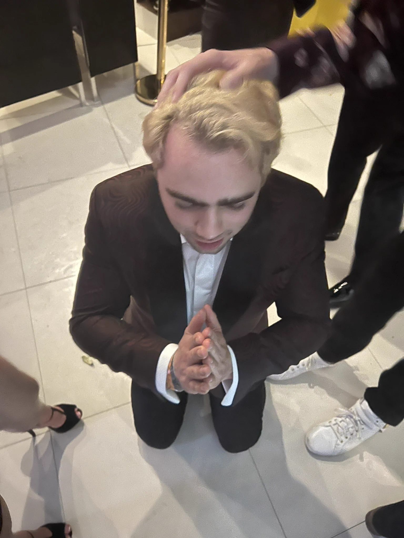 why are these the only pictures I have in my camera roll from the afterparty https://t.co/iMwmJjGNbj