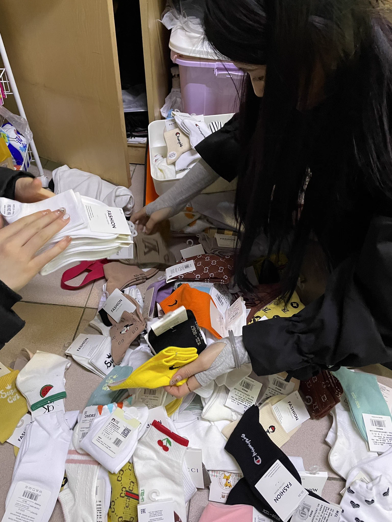 【寝室取袜】😷过后的第一年，找到了一个本市第一多的女孩学院。这次就没有限制女孩棉袜的颜色。款式收的是最多的一次了。最奇怪的这是个国上女孩。女神级的侧面，意外的是棉袜双双都是卡通的…好可爱的女孩子们。希望到手的兄弟们 温柔些 https://t.co/z76dnCgXuE