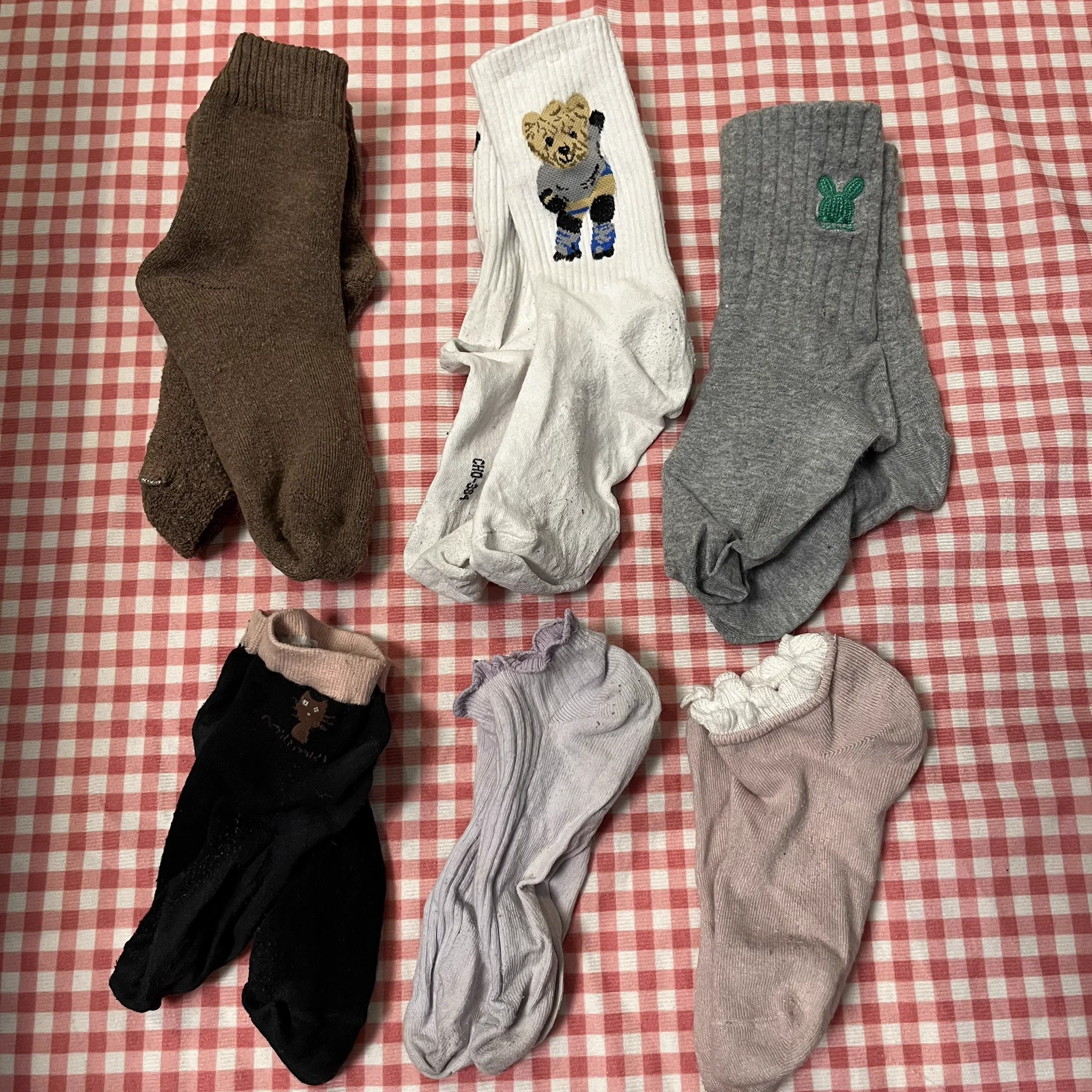 【寝室取袜】一个学校近万名女孩，勉强能供应上原味的供应。不知道那些专业女孩长了几双脚🤔 最真实的女孩棉袜我只能想到这条路 https://t.co/51znYS3Zp3