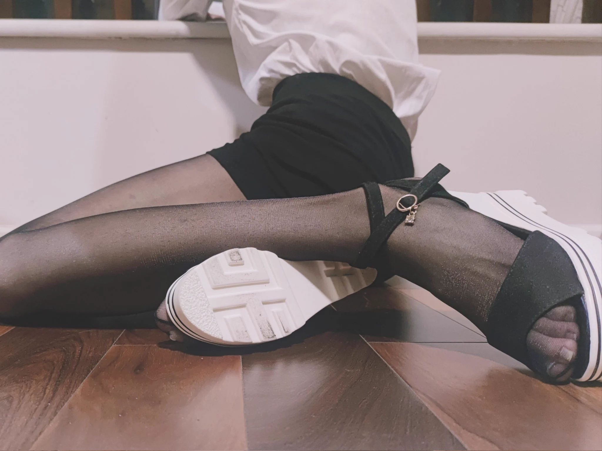 谁能想到一本正经的女大学生，梦想居然是做一名下贱的妓女？长期在推上的反差，已经彻底摧毁了我内心的清纯……#女大学生 #反差婊 #妓女 #母狗 #淫荡 #骚货 #清纯 https://t.co/Ui9UxhCQXC