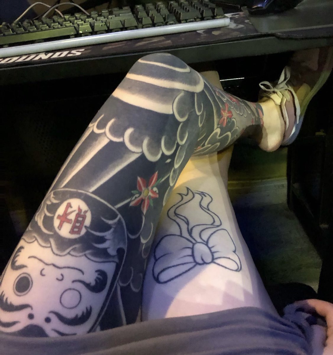 精神亲妈光脚穿了一天的鞋，刚漏出个脚后跟出来，就开始幻想脚味，已经臭到把我熏的翻白眼了，明天生活费就这样被亲妈用脚后跟的一张照片给提走了啊啊啊。

#精神小妹 #早泄 #atm奴 #女性崇拜 #无脑上供 #自毁 #脚奴 #足控 #素人开发 #冤种 #贱狗 #辱骂 #盯射 #舔狗 #反差 #榨精 #洗脑 #奴下奴 #白给 https://t.co/05Fwnhm2ag