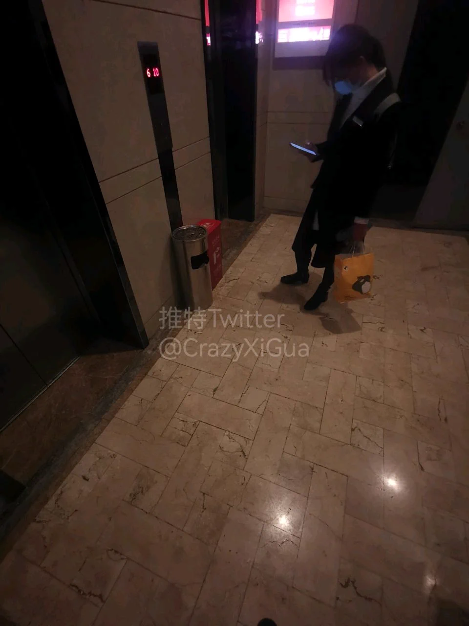 又碰到一个售楼部的案场客服，一路尾随，只可惜鞋子没脱外面。#扫楼 #打胶 #扫楼打胶 #射鞋 https://t.co/WOcyU2tOn8