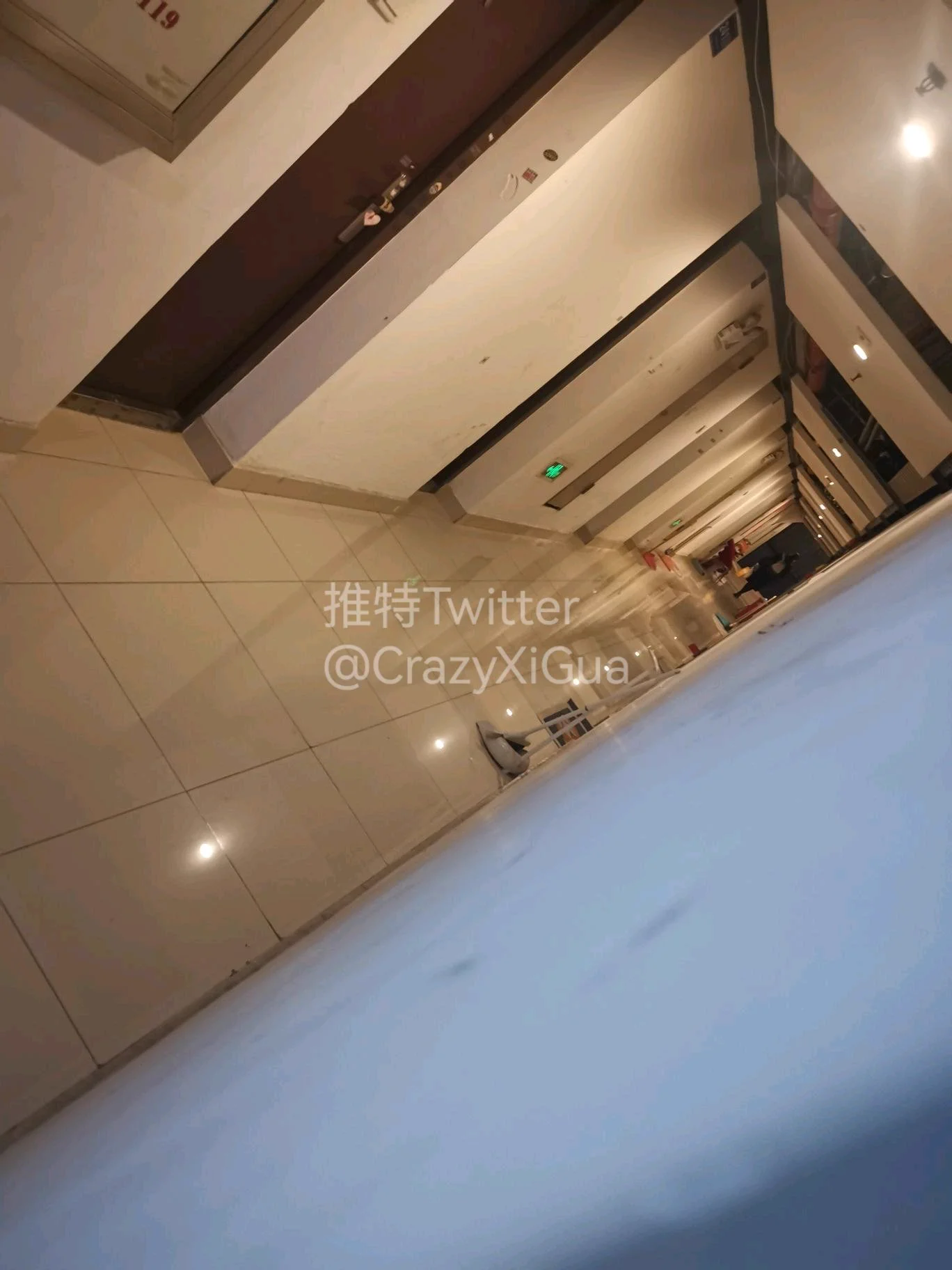 又碰到一个售楼部的案场客服，一路尾随，只可惜鞋子没脱外面。#扫楼 #打胶 #扫楼打胶 #射鞋 https://t.co/WOcyU2tOn8