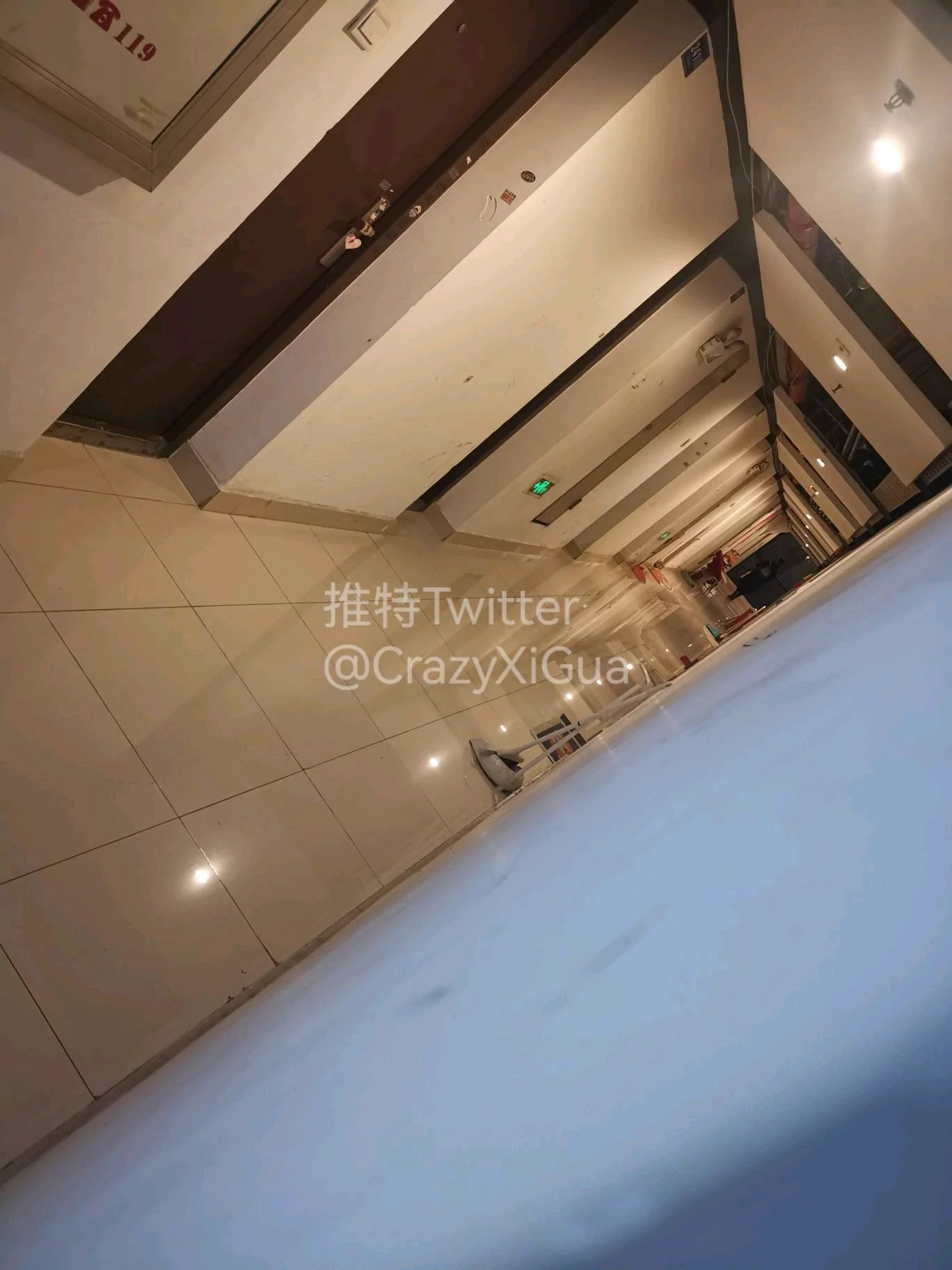 又碰到一个售楼部的案场客服，一路尾随，只可惜鞋子没脱外面。#扫楼 #打胶 #扫楼打胶 #射鞋 https://t.co/WOcyU2tOn8