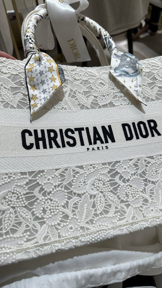 去购物了， https://t.co/F2ZEwgF8UH