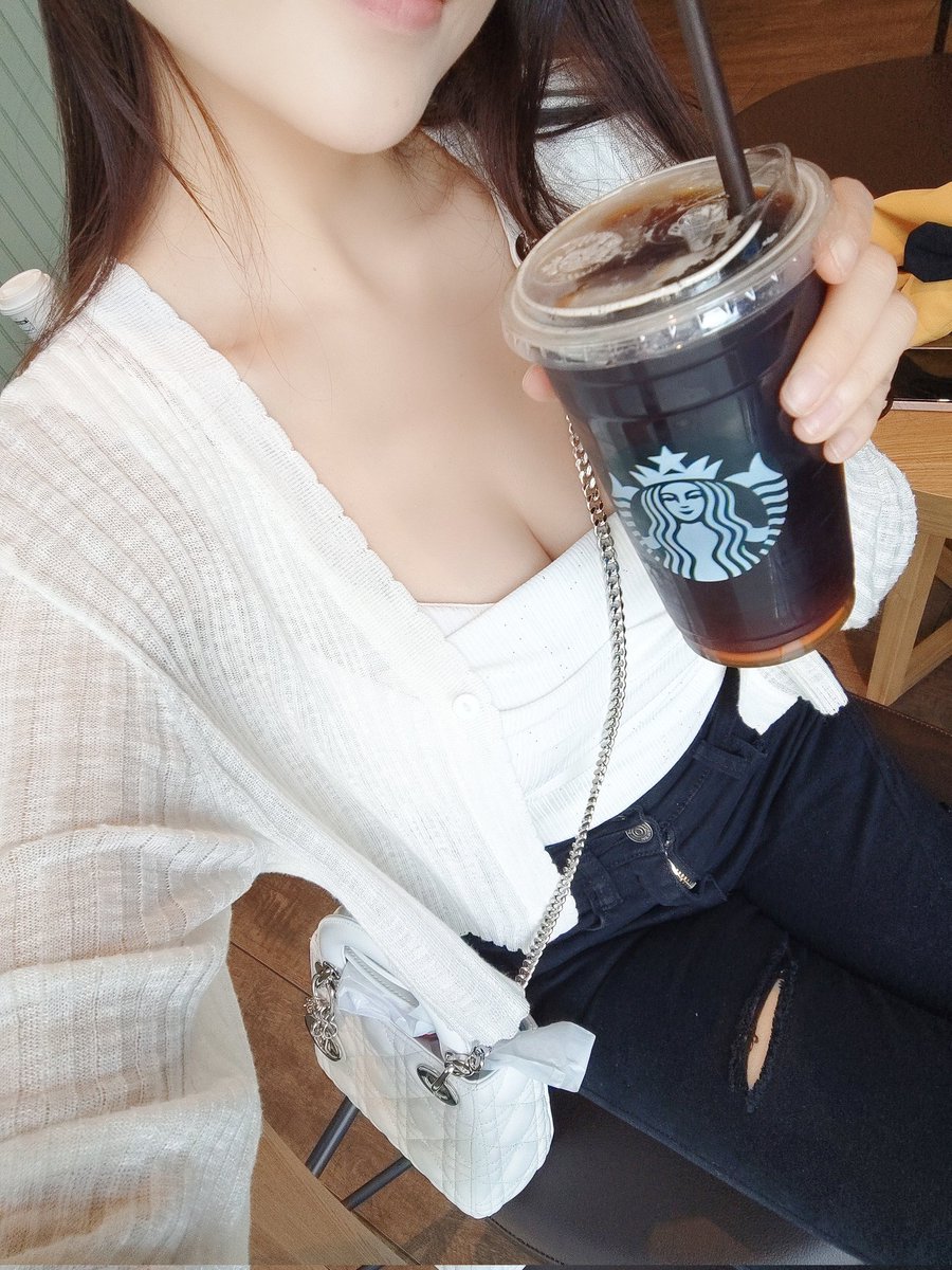 I like starbucks❤️
#CoffeeTime https://t.co/ZrrpnHY3NU