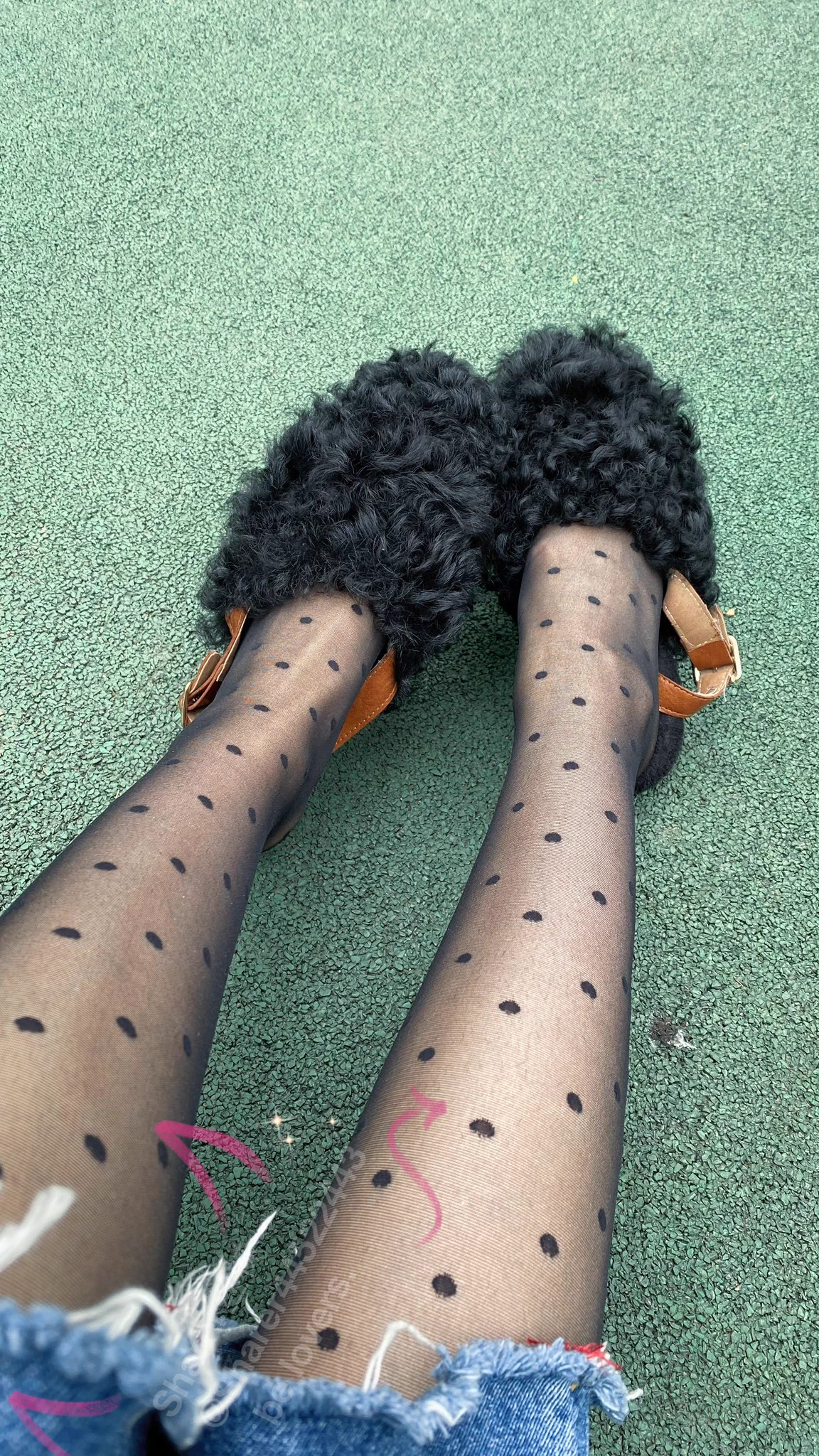 🎀每天的这会都困的不行，然后就狠狠的告诫自己，晚上早点睡，早点睡~~可是一到晚上就不知道哪来的精神头🤭… 中午回家路上想着拍几张，被晒暖的大爷盯上了…..大爷说“你穿这鞋脚不冷吗？我都还穿保暖裤呢，你就单穿一条裤子？等到我这个年纪你膝盖会疼的”。🤭实在接不上大爷的话，也不好意思拍了。 https://t.co/Qj02qKWhJg