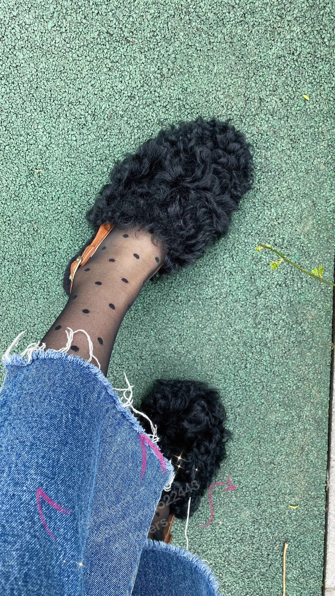 🎀每天的这会都困的不行，然后就狠狠的告诫自己，晚上早点睡，早点睡~~可是一到晚上就不知道哪来的精神头🤭… 中午回家路上想着拍几张，被晒暖的大爷盯上了…..大爷说“你穿这鞋脚不冷吗？我都还穿保暖裤呢，你就单穿一条裤子？等到我这个年纪你膝盖会疼的”。🤭实在接不上大爷的话，也不好意思拍了。 https://t.co/Qj02qKWhJg