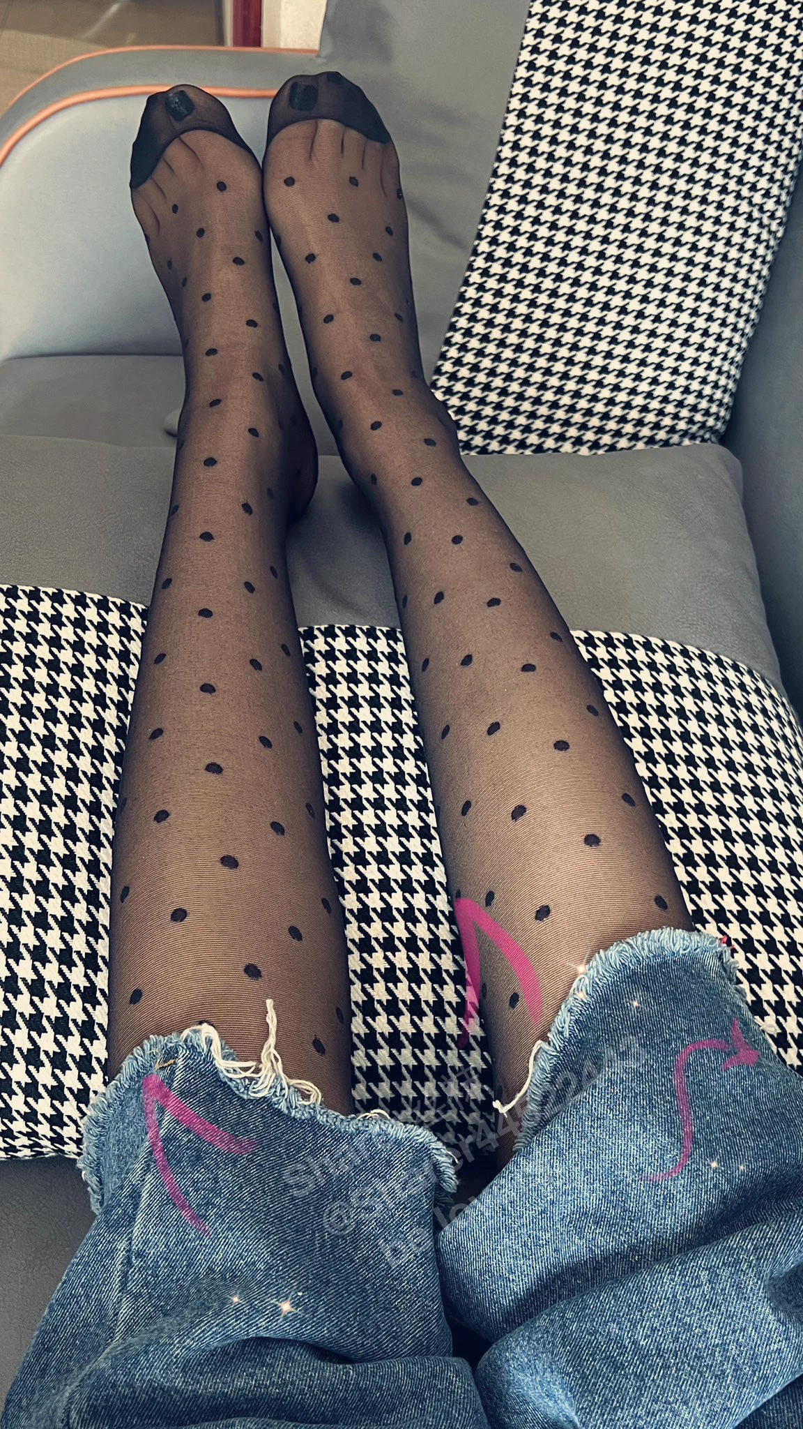 🎀每天的这会都困的不行，然后就狠狠的告诫自己，晚上早点睡，早点睡~~可是一到晚上就不知道哪来的精神头🤭… 中午回家路上想着拍几张，被晒暖的大爷盯上了…..大爷说“你穿这鞋脚不冷吗？我都还穿保暖裤呢，你就单穿一条裤子？等到我这个年纪你膝盖会疼的”。🤭实在接不上大爷的话，也不好意思拍了。 https://t.co/Qj02qKWhJg