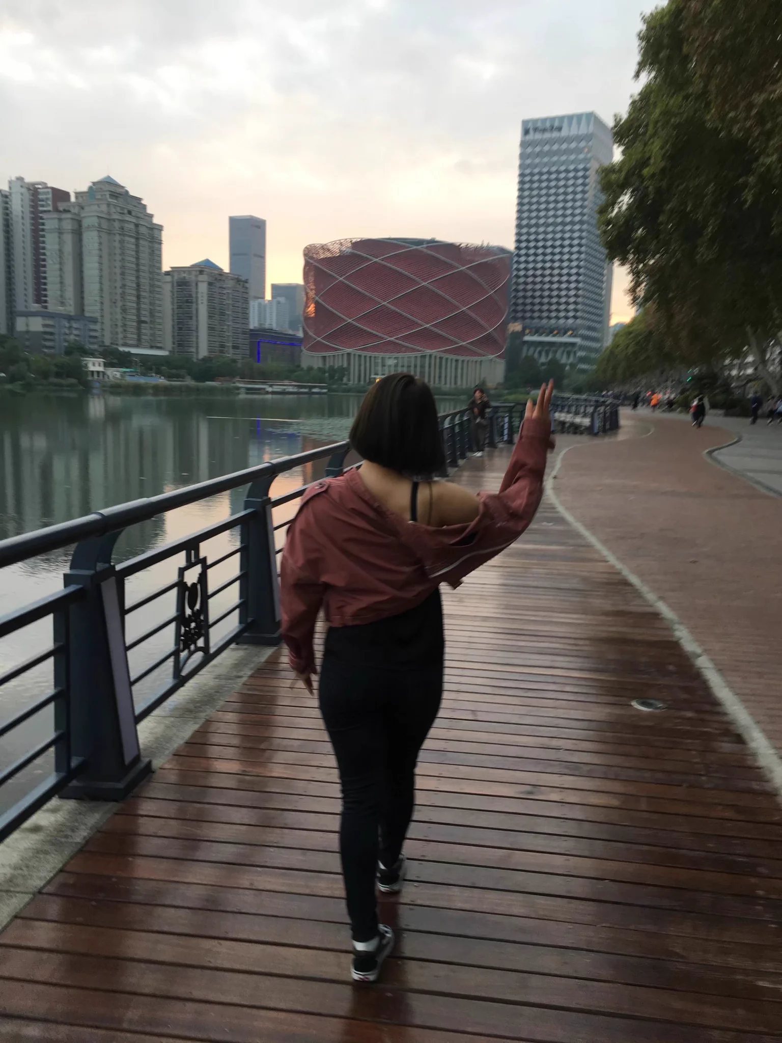 老婆太粘人，已经没时间陪老妈了，唉 https://t.co/f1HMHbHliE