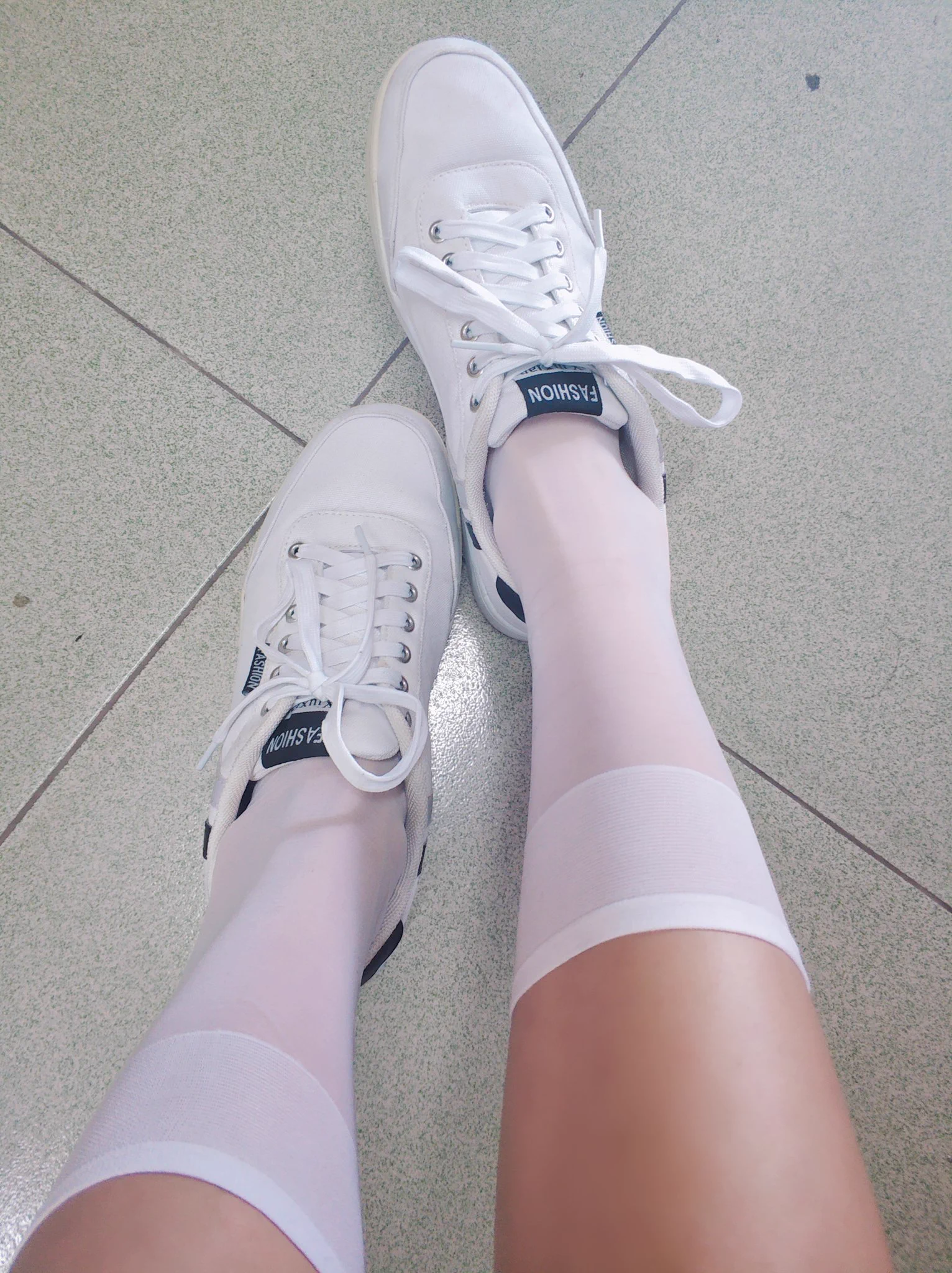 在球场，看见别人的球鞋就想闻。也许我不仅是淫荡，还有下贱。#女大学生 #清纯 #反差 #反差母狗 #骚货 #贱货 #校妓 #妓女 https://t.co/jbJqTt2aCB