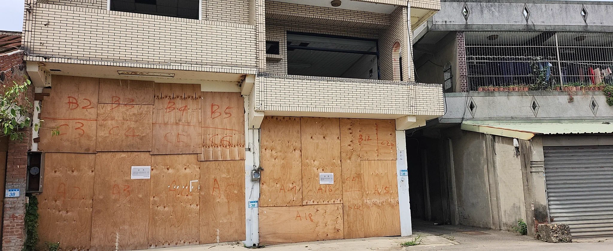 好多廢棄房屋！不知道裡面會不會有好吃的棒棒糖哈哈哈 https://t.co/DiLzNauhqO