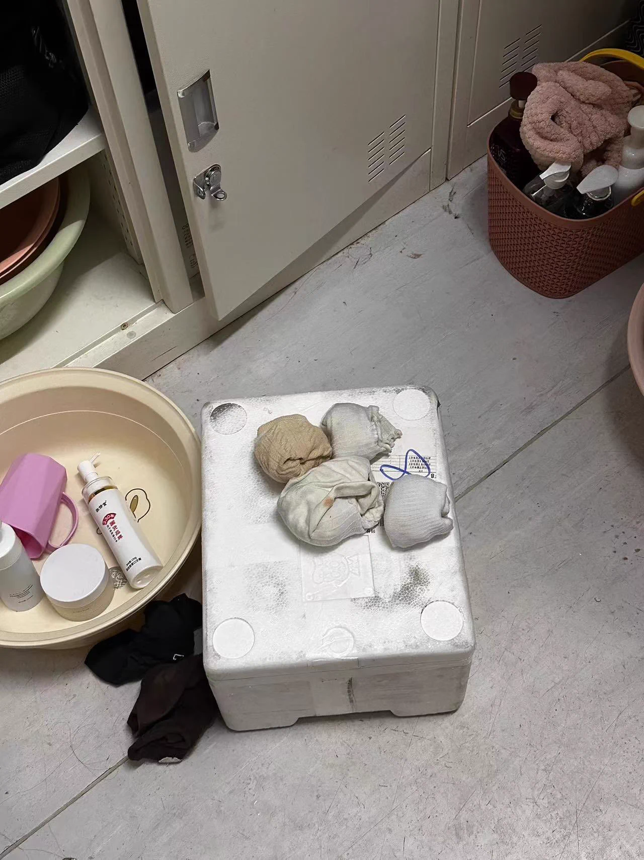 【寝室系列】说说这些年对女孩原味的理解，一双女孩穿过的白袜。在她不知情的条件下，被人搞到手。可能是被人放在脸上闻尽体香、或是被套在某个地方…💦重点是这些，“她”并不知道。所以很多同好，有了女朋友之后 反倒喜欢去顺。在寝室套路的这些棉袜主人。她们也并不知道自己的白袜，下场会是如何 https://t.co/YD3nZhHsT0