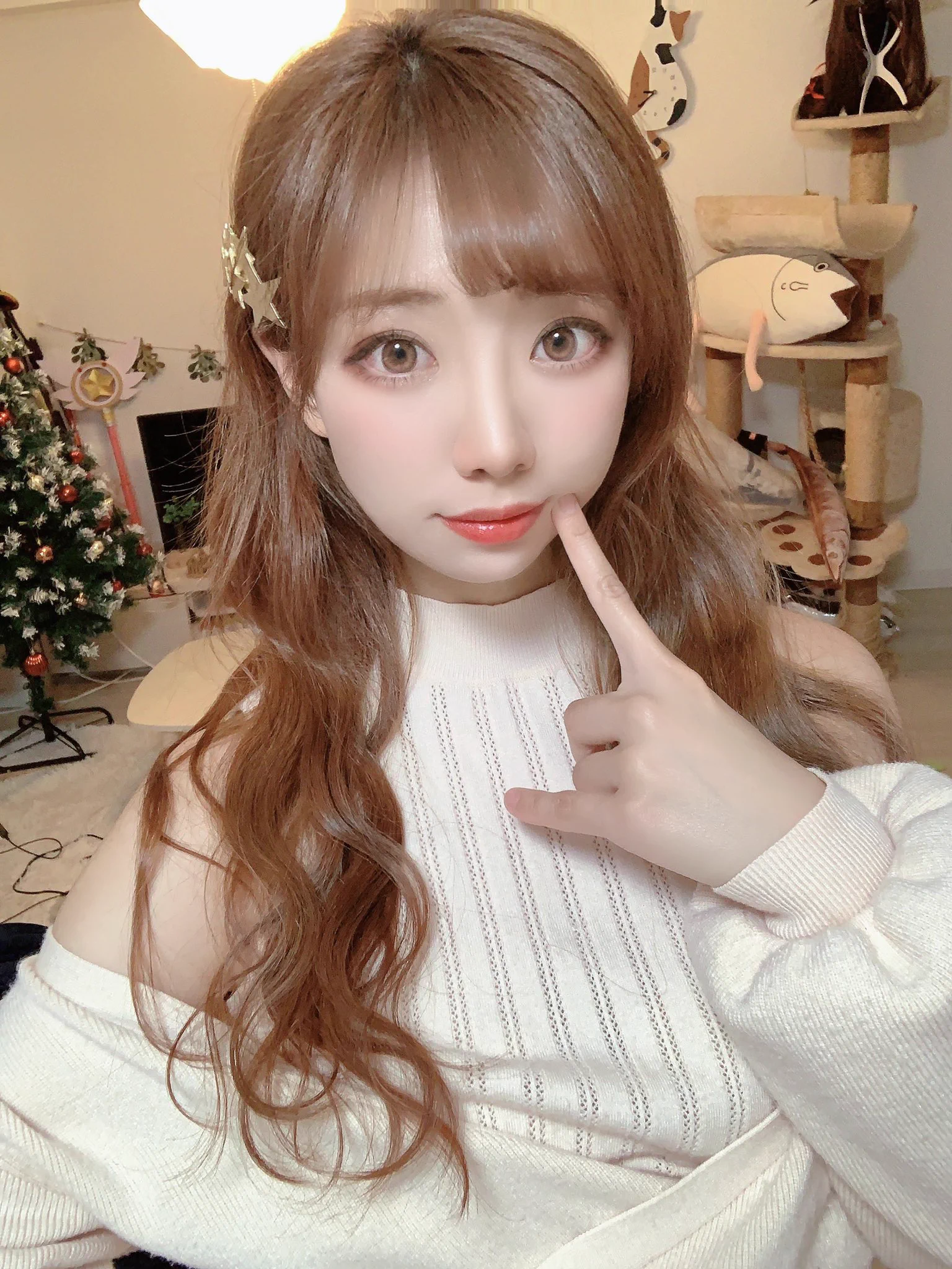 髪色どんどん金髪なってきた（ ; ; ）なんかギャルっぽい…（クリスマスツリー可愛いから4月になったとしてもしまいたくない） https://t.co/oukxfc6Yfc
