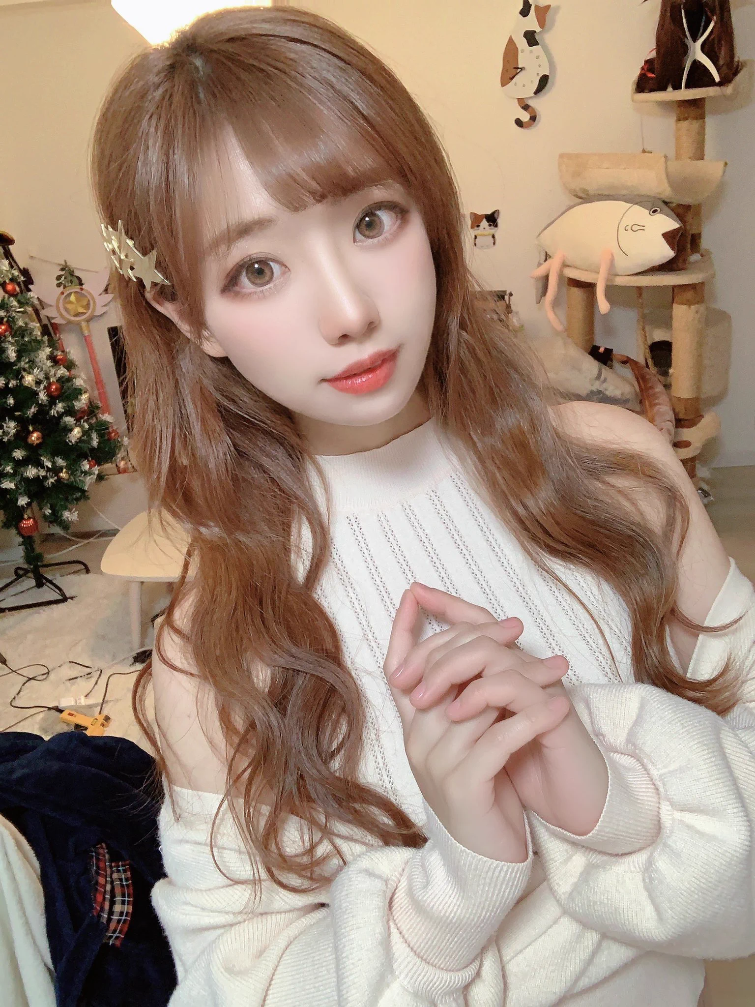 髪色どんどん金髪なってきた（ ; ; ）なんかギャルっぽい…（クリスマスツリー可愛いから4月になったとしてもしまいたくない） https://t.co/oukxfc6Yfc