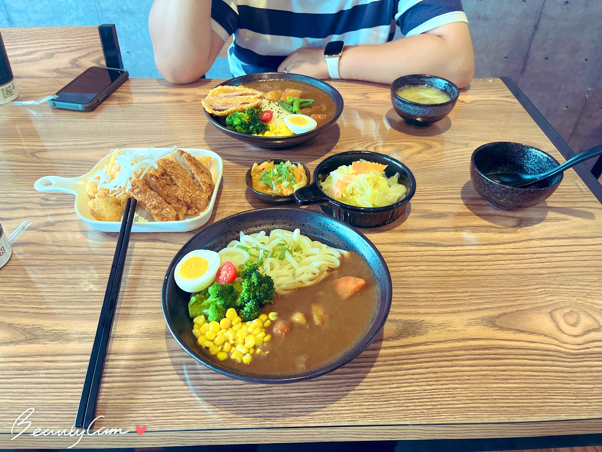 誰能告訴我為啥這間「牛舌餅」要等兩個多小時11:30等到下午兩點，餓死我了，還好老公的表姐&amp;表姐夫開店在附近不然真的很慘欸！#滿座食堂#鹿港兔仔寮明豐珍牛舌餅 https://t.co/nt7sVGbJU7