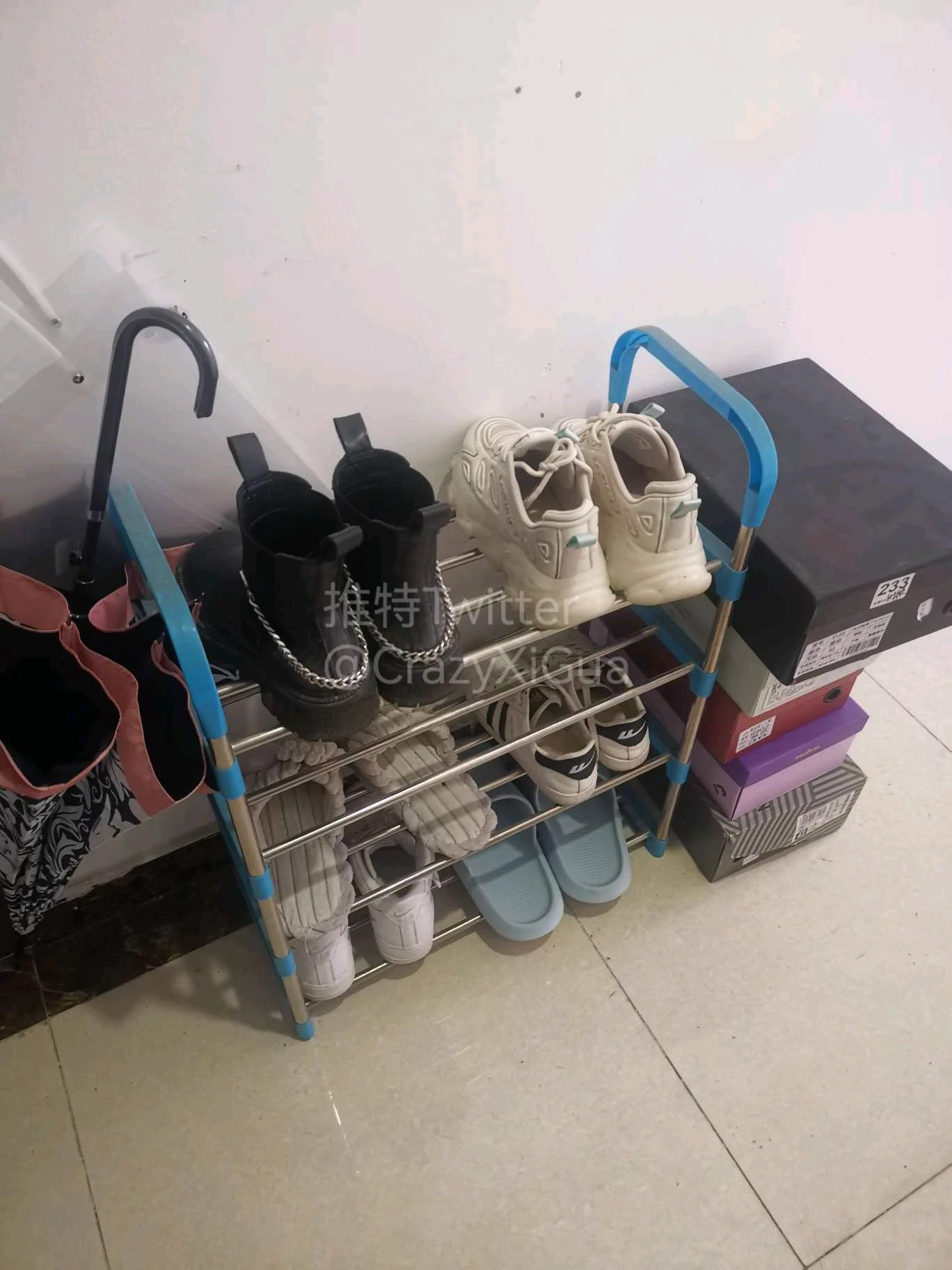 又到访之前探索过楼道行李箱的小姐姐家。洁白的高帮Air Force 1是多少同好的梦中情鞋，大白天的看着就把持不住了，必须要拿到楼道好好把玩一番！把玩图稍后奉上！＃玩鞋 https://t.co/c1yVYIgvvV