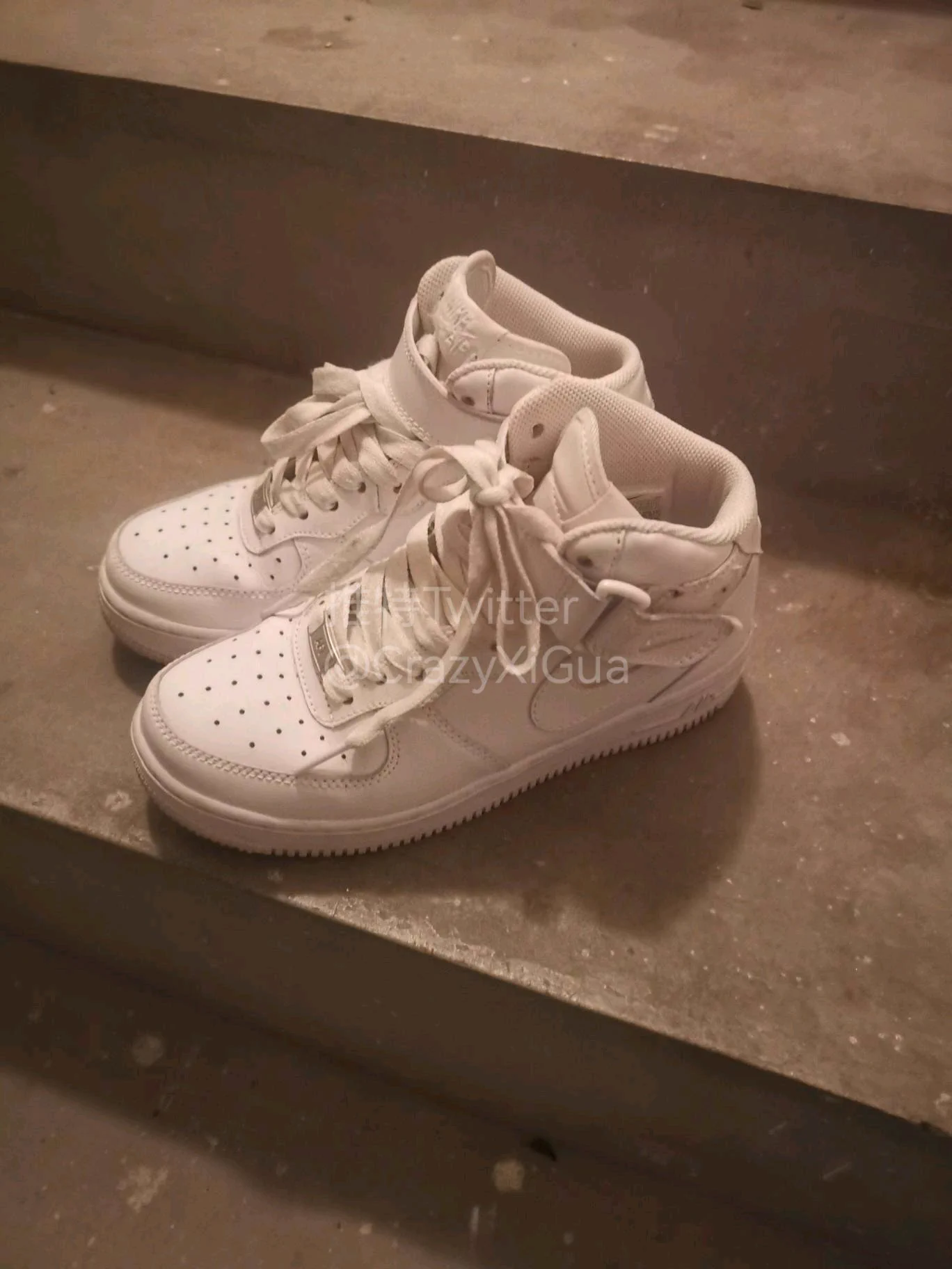 纯白的Air Force 1，拿到楼道激情释放，配合着鞋里的阵阵清香，不一会儿就缴械投降！#玩鞋 https://t.co/tLryTcy6dc