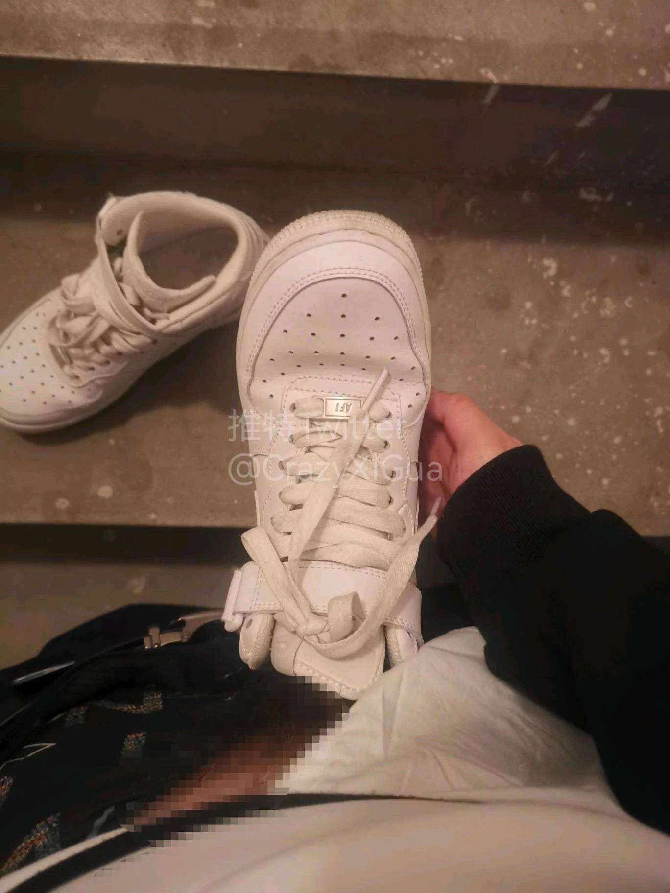 纯白的Air Force 1，拿到楼道激情释放，配合着鞋里的阵阵清香，不一会儿就缴械投降！#玩鞋 https://t.co/tLryTcy6dc