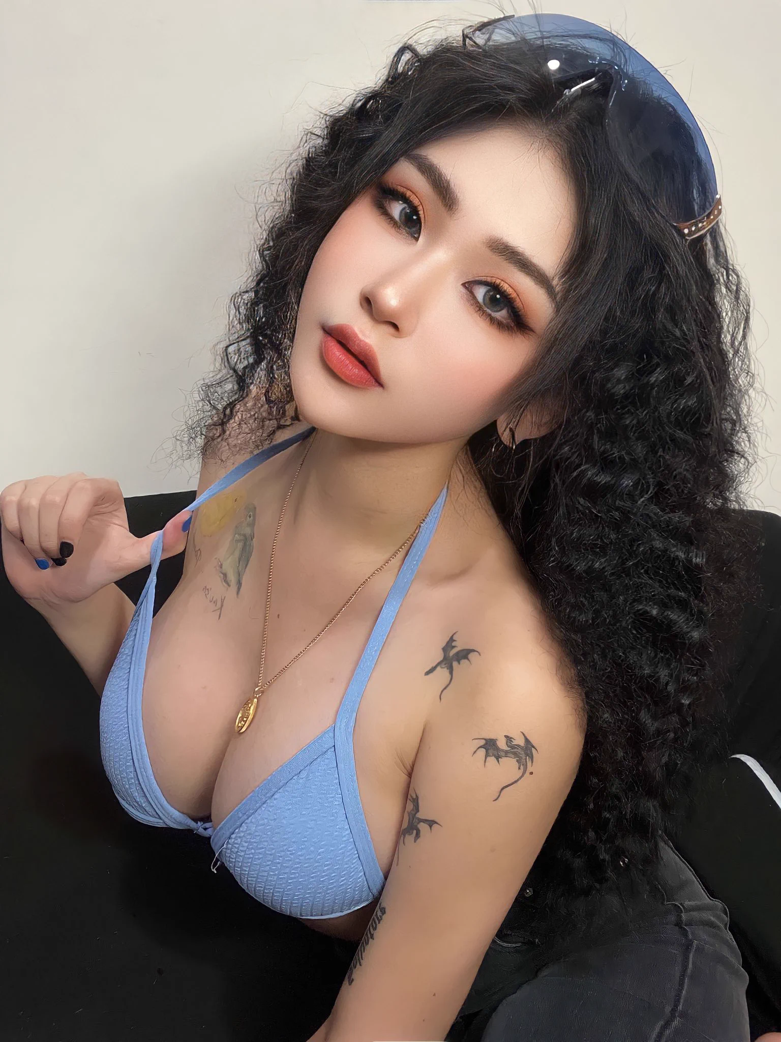 這週Onlyfans的套圖是復古辣妹🔫💦最近的情緒跟雲霄飛車一樣…🥹感到無助 https://t.co/J0uYNc6l7E