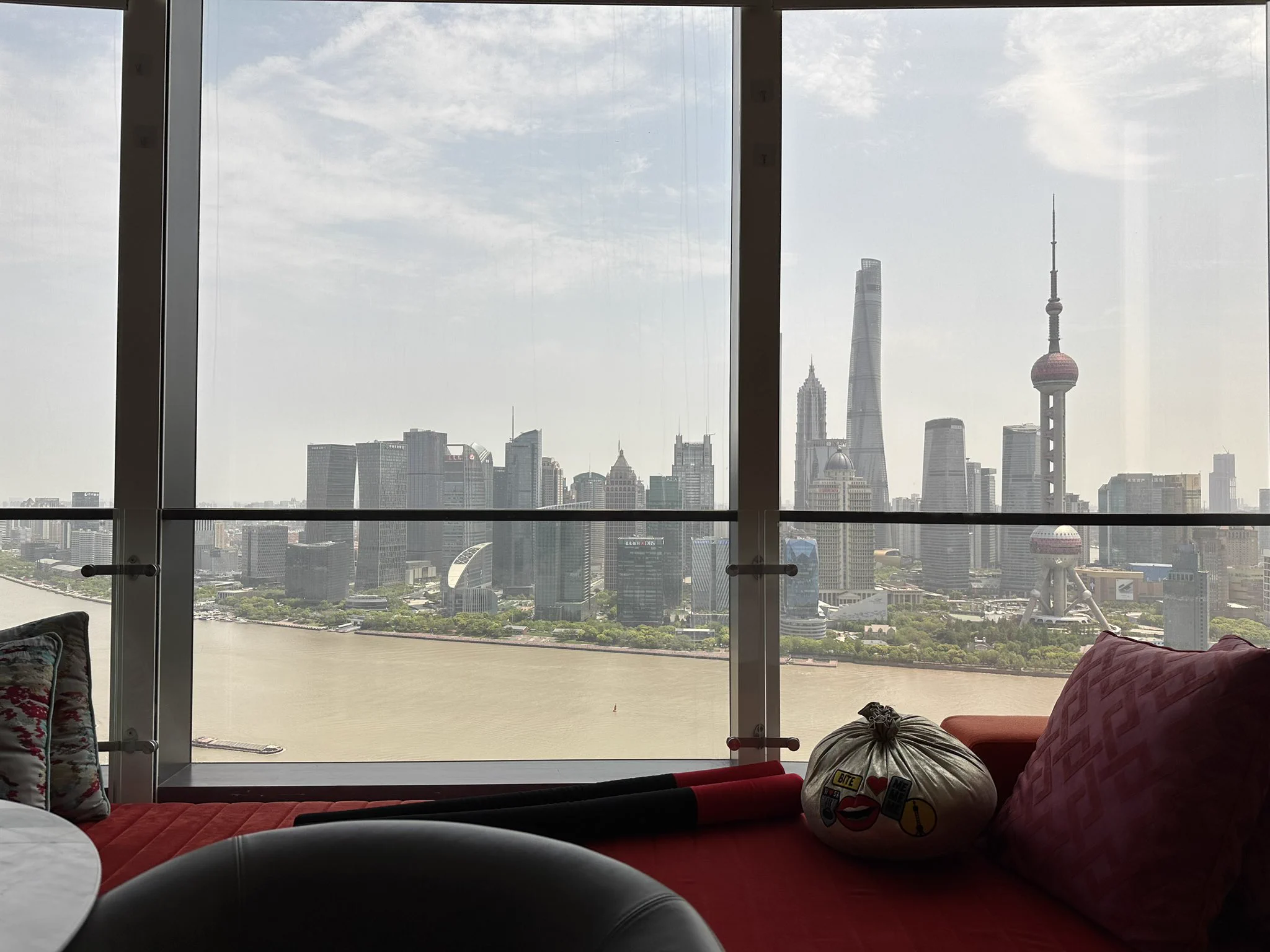 主播小姐姐瞒着男友跟我来上海出差……完成一个网红打卡，面对黄浦江，反正什么姿势试了一遍 https://t.co/sBJ8NgLLRW