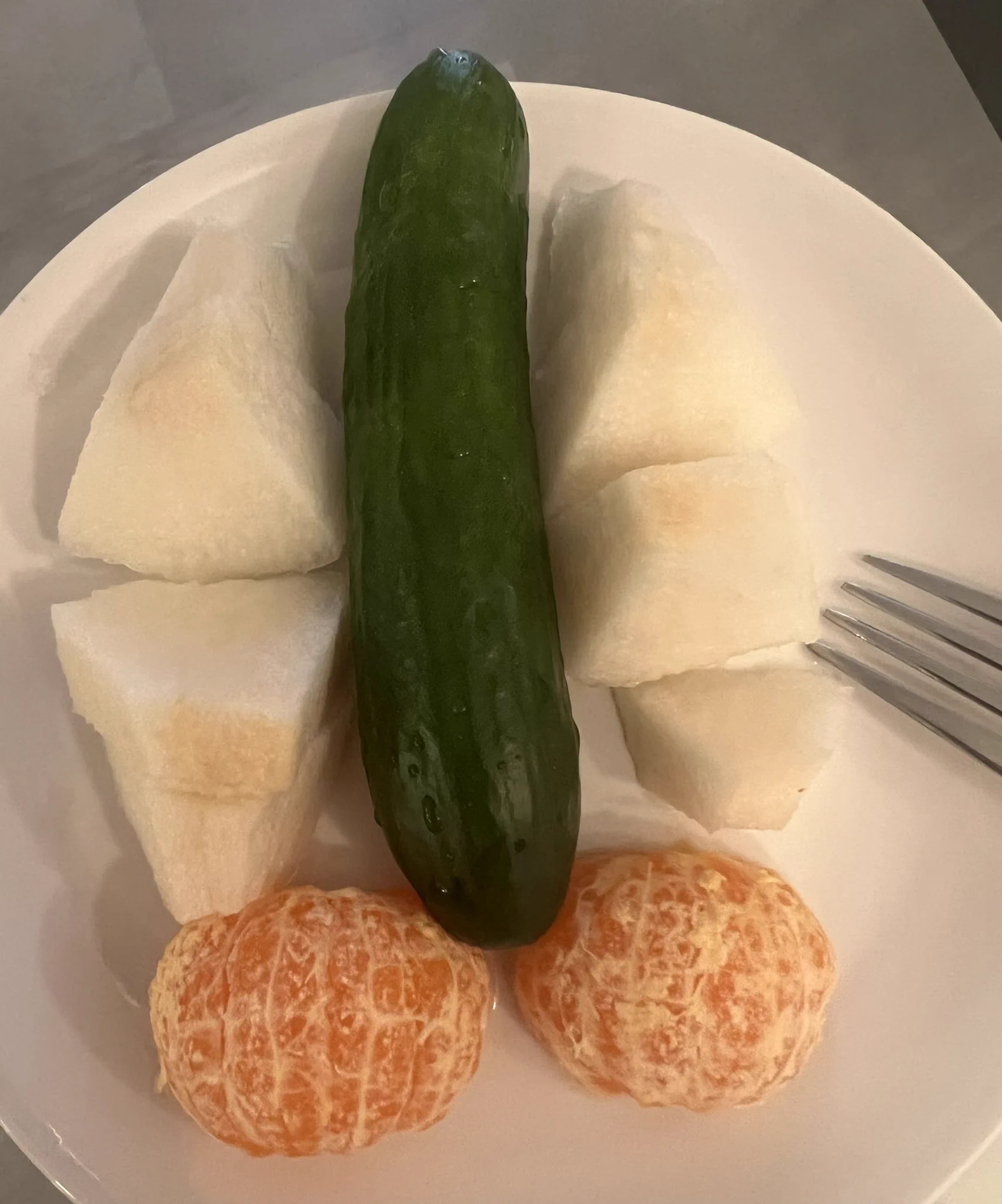 插播一条，我今天给主人准备的餐后蔬果。 主人第一眼没看出来其中的奥义，坐下来就要拿起来黄瓜比划🤭 没有那几块梨的话肯定就明显多了。我说那几块梨是我的淫水，淫水沾到了主人的鸡巴上。主人说那是我的骚逼，被主人插了进去以后紧紧包住大鸡巴。还是主人的这个联想更有感觉😘 https://t.co/ayT2Xn3yXL