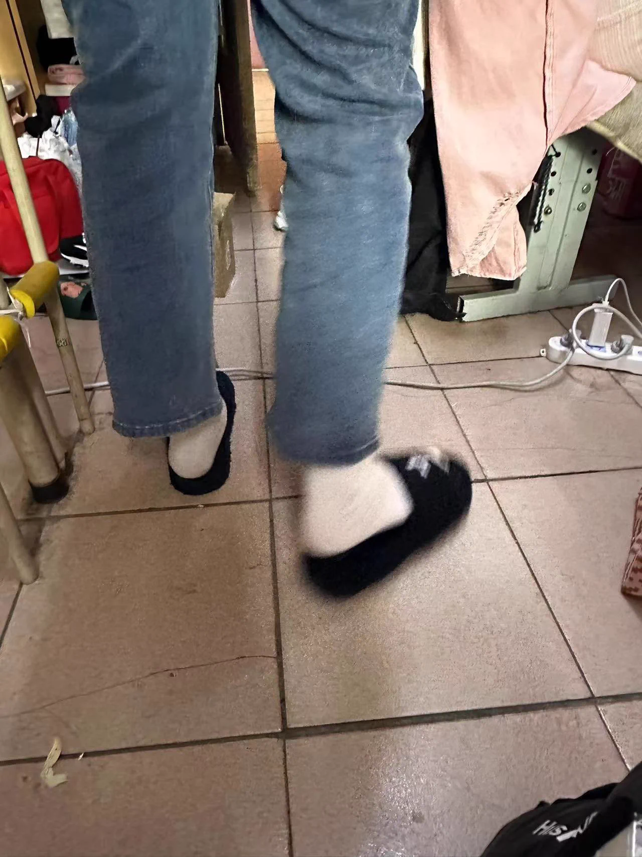 【寝室系列】去年的女孩们已经长大。这次取袜的时候，把新来的女孩们加了微信。因为是开春，不少女孩买了新白袜，收到手的时候发现真的好可爱，青春真是人生最好的一段时光，为什么不可以让陌生男生的我们一起分享呢🥹🥹🥹💦💦💦原味上新，下次就是五一女孩们旅游之后了 https://t.co/vVC3qzR1ZO