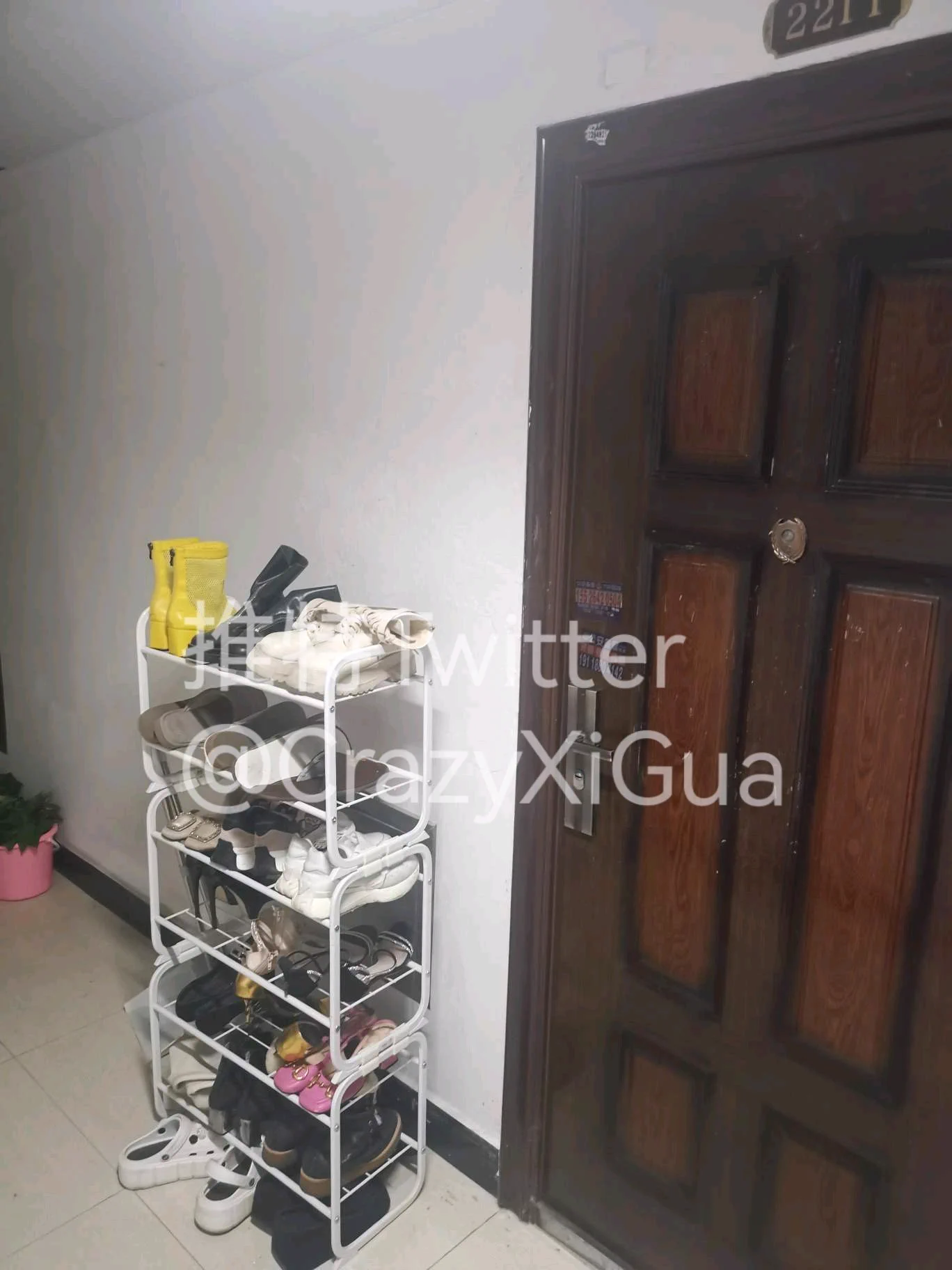 两个夜店风的鞋架，只不过大部分鞋都落满了灰，闻了一下走了！#玩鞋 https://t.co/fDrrTZ8BII