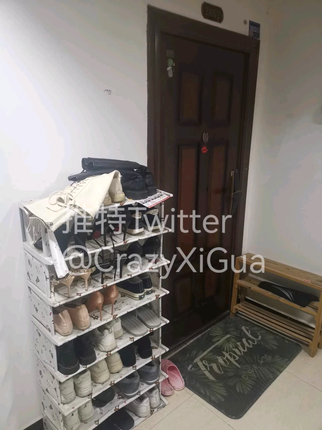 两个夜店风的鞋架，只不过大部分鞋都落满了灰，闻了一下走了！#玩鞋 https://t.co/fDrrTZ8BII